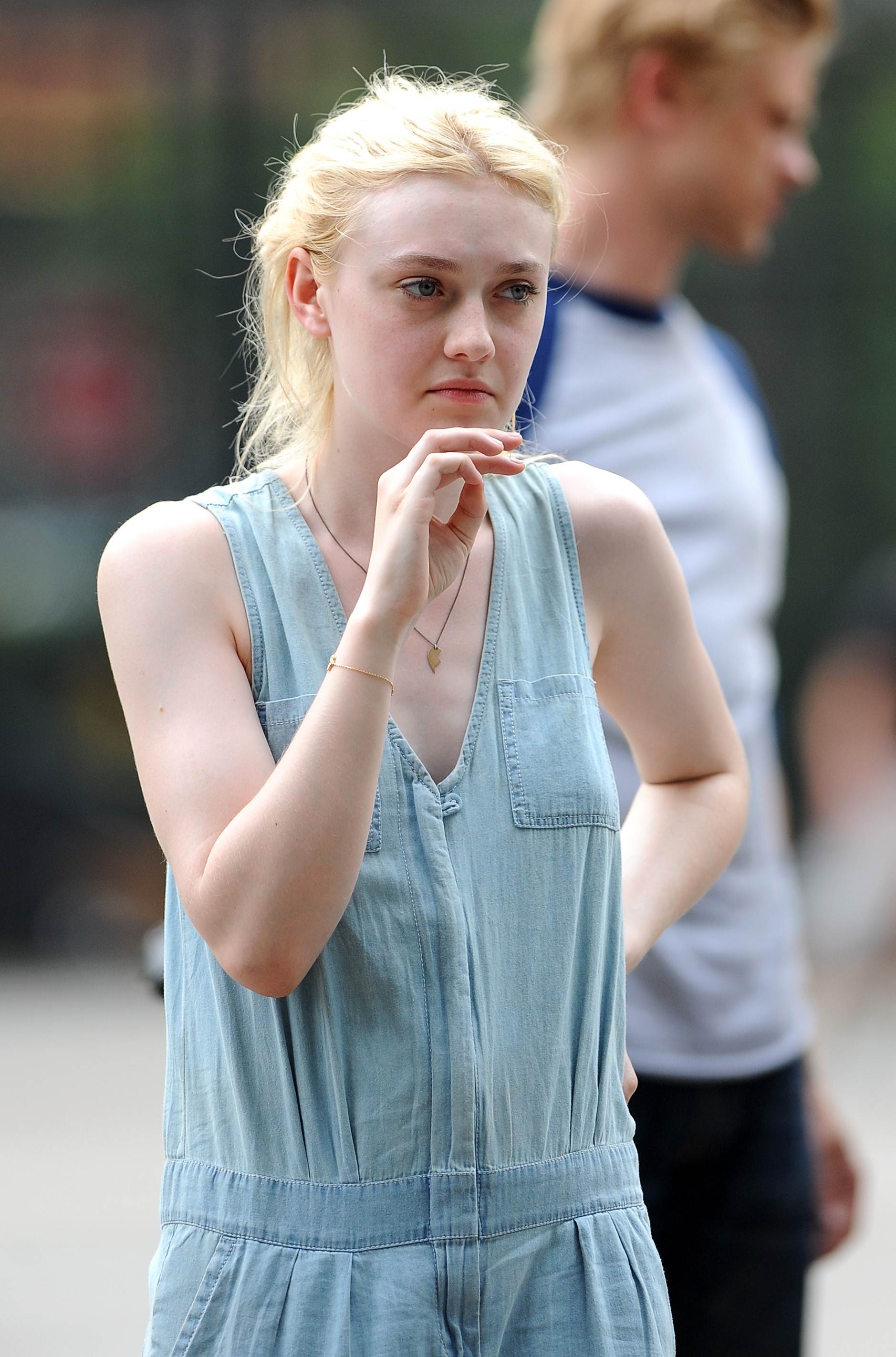 lovely-dakota-very-good-girls-07-03-2012-290.jpg