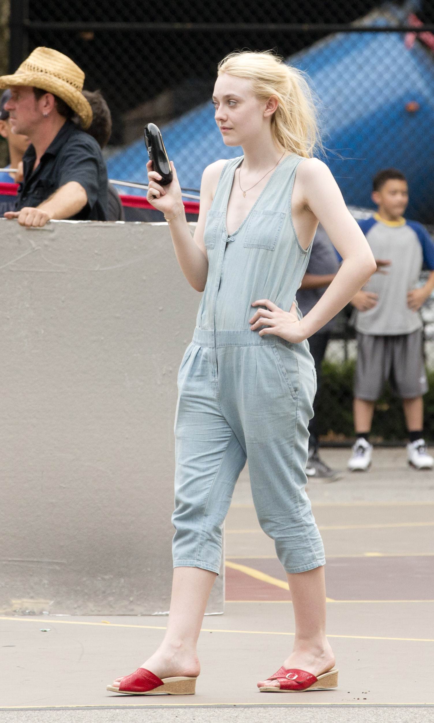 lovely-dakota-very-good-girls-07-03-2012-299.jpg