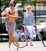 lovely-dakota-very-good-girls-07-03-2012-029.jpg