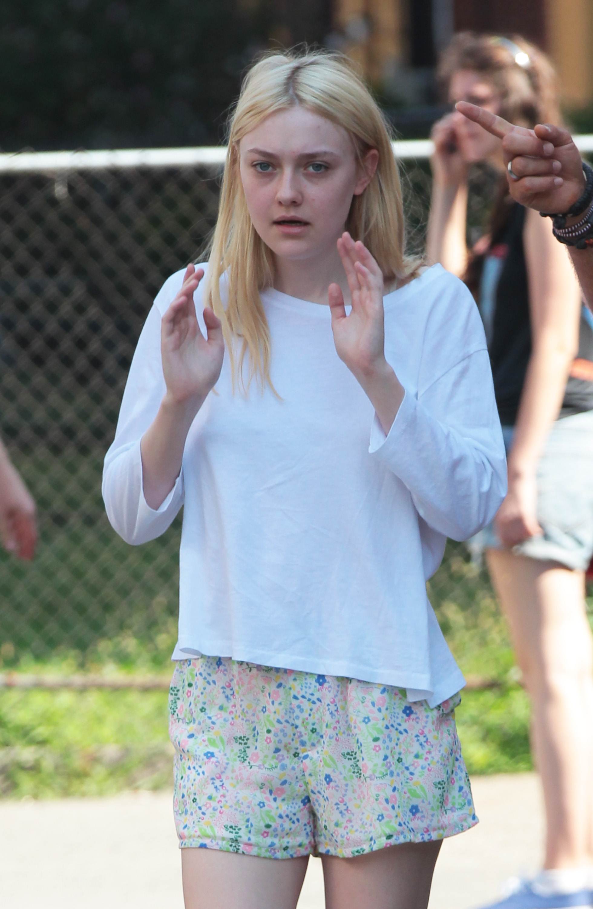 lovely-dakota-very-good-girls-07-05-2012-002.jpg