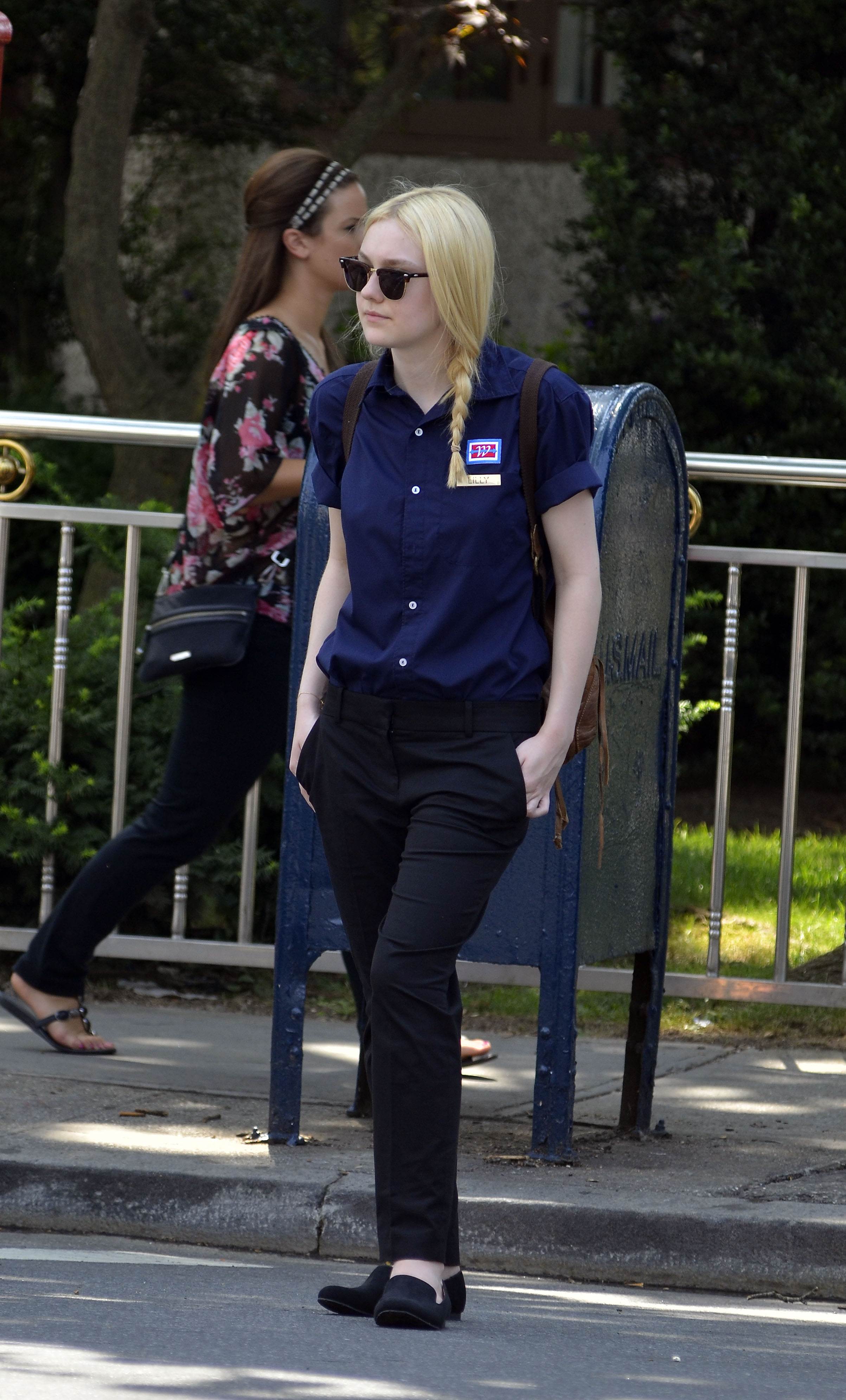 lovely-dakota-very-good-girls-07-05-2012-015.jpg