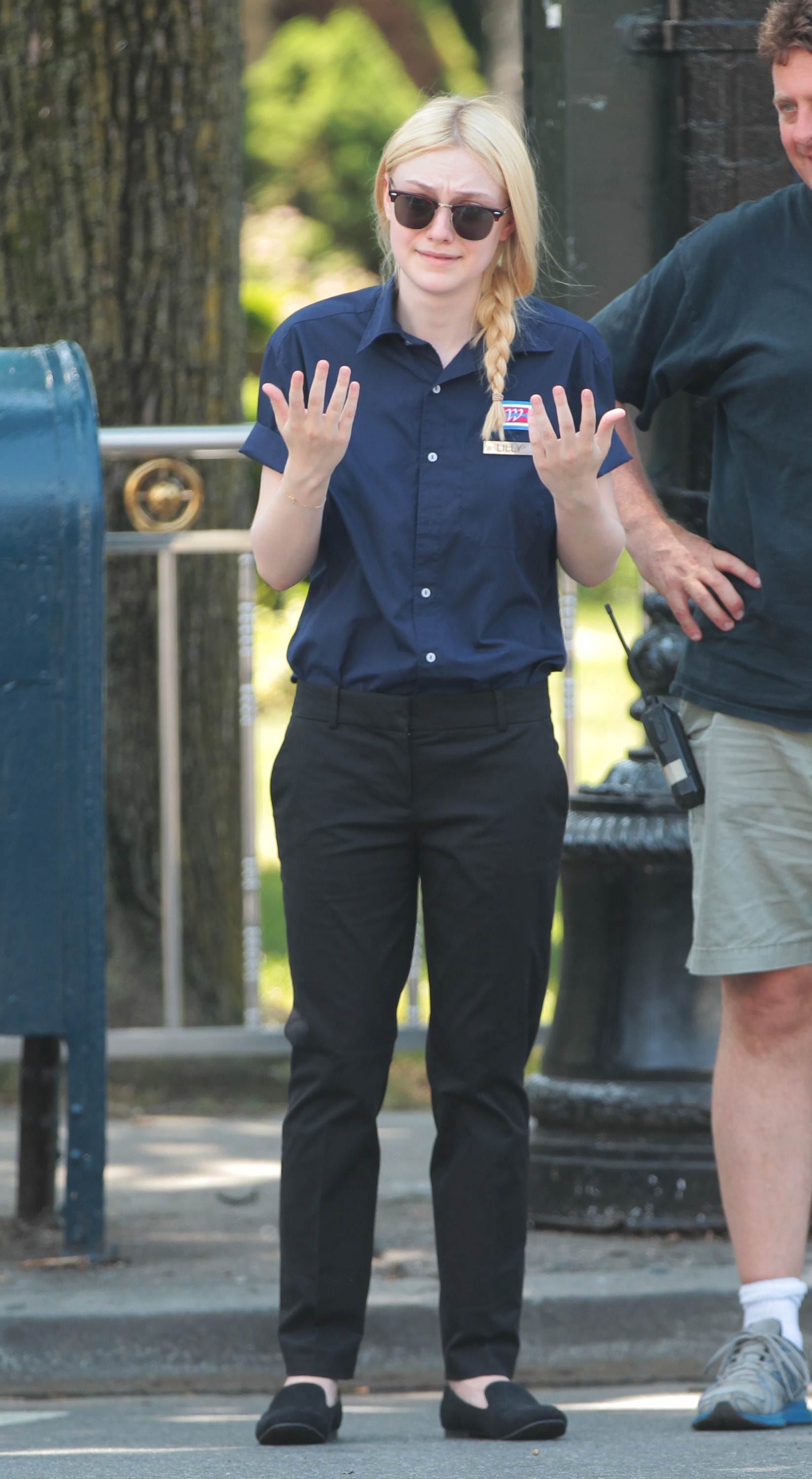 lovely-dakota-very-good-girls-07-05-2012-018.jpg