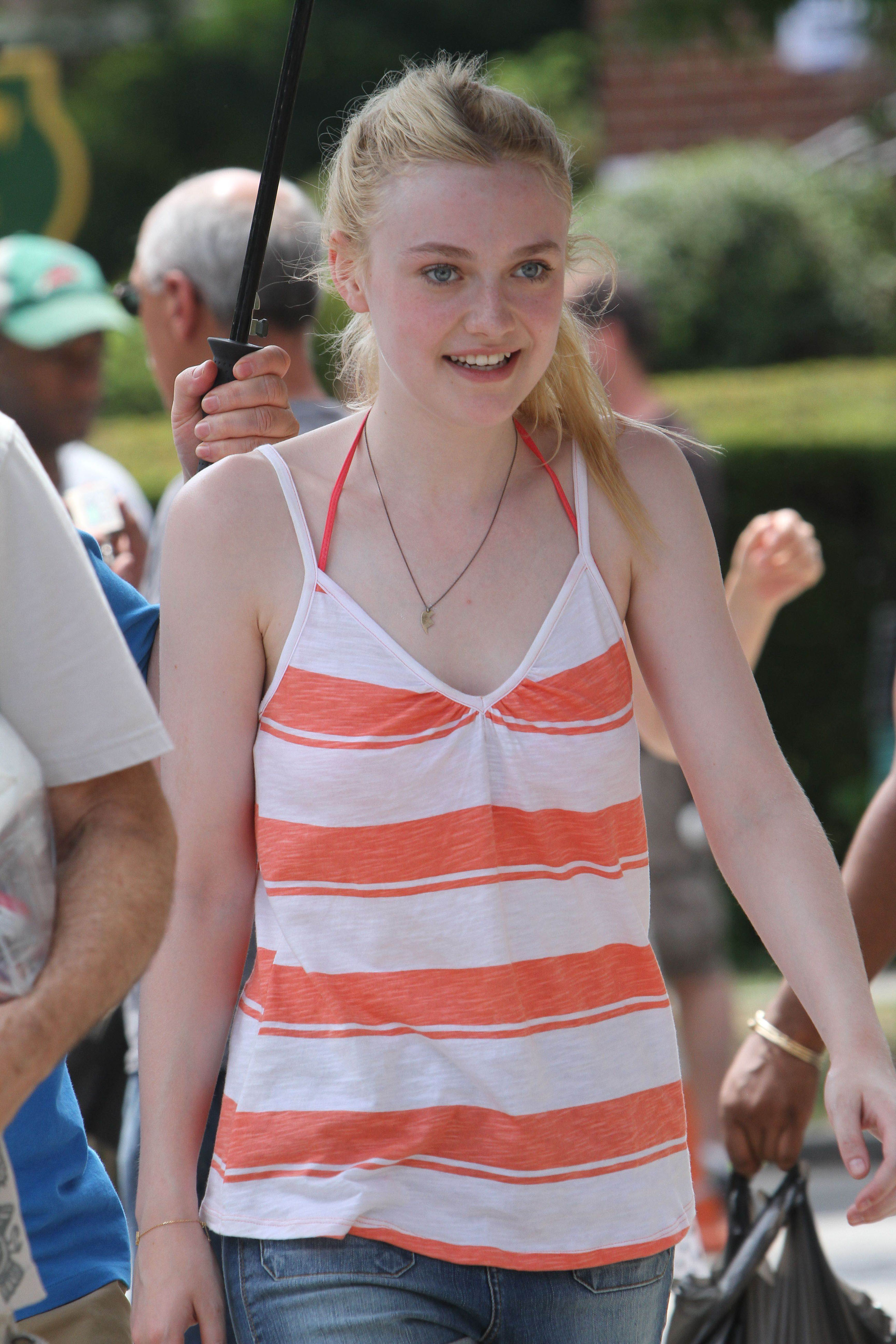 lovely-dakota-very-good-girls-07-05-2012-038.jpg