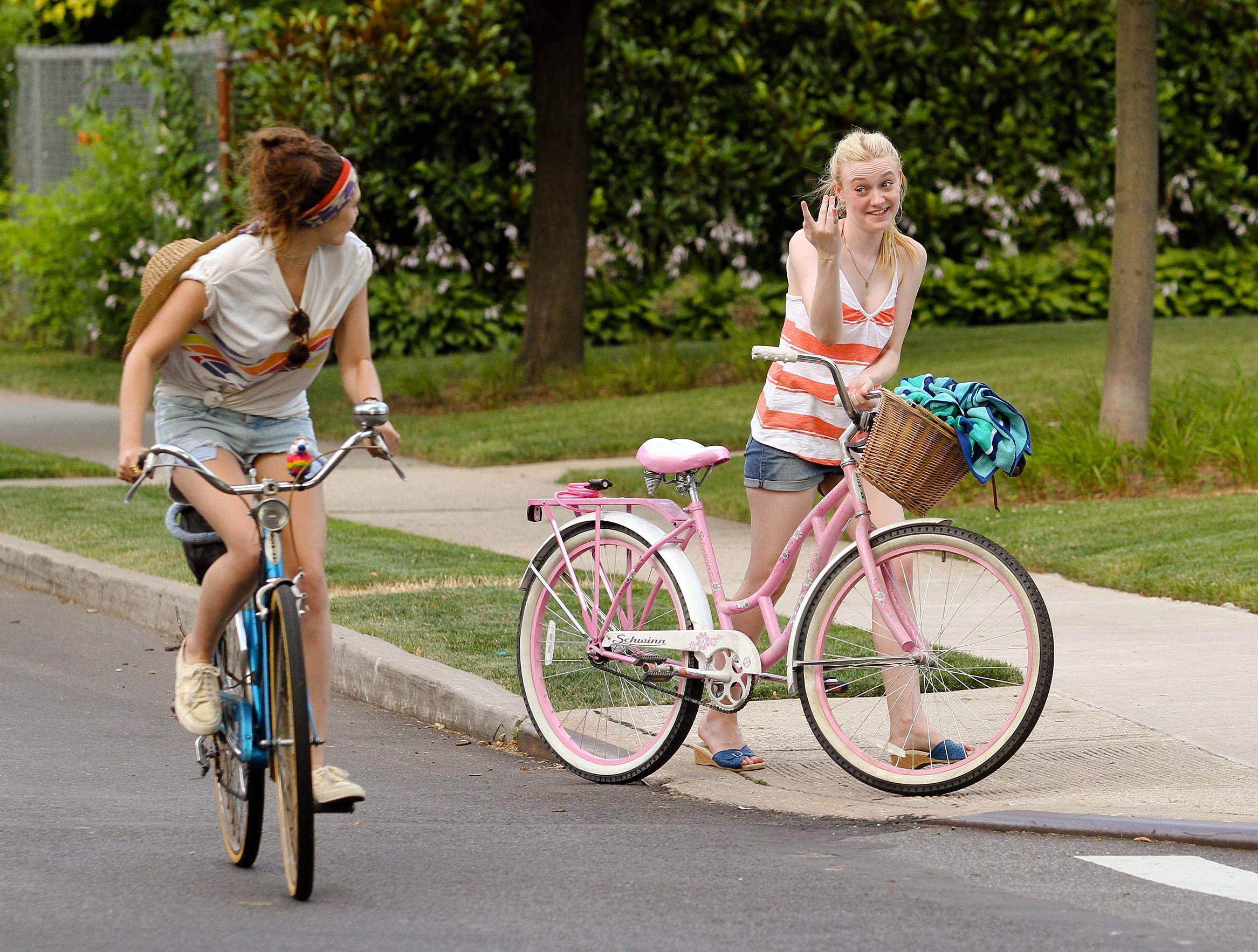 lovely-dakota-very-good-girls-07-05-2012-133.jpg