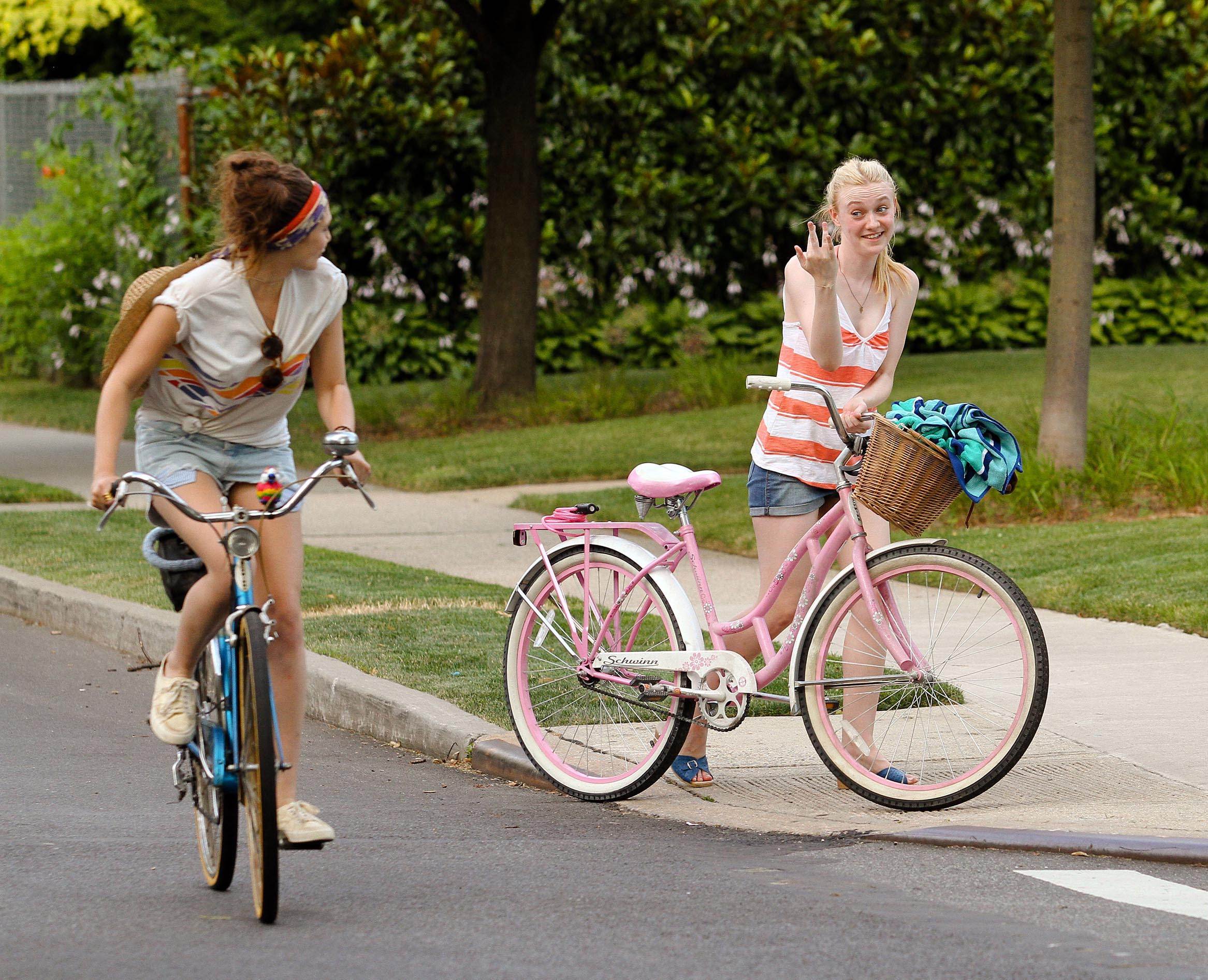 lovely-dakota-very-good-girls-07-05-2012-134.jpg