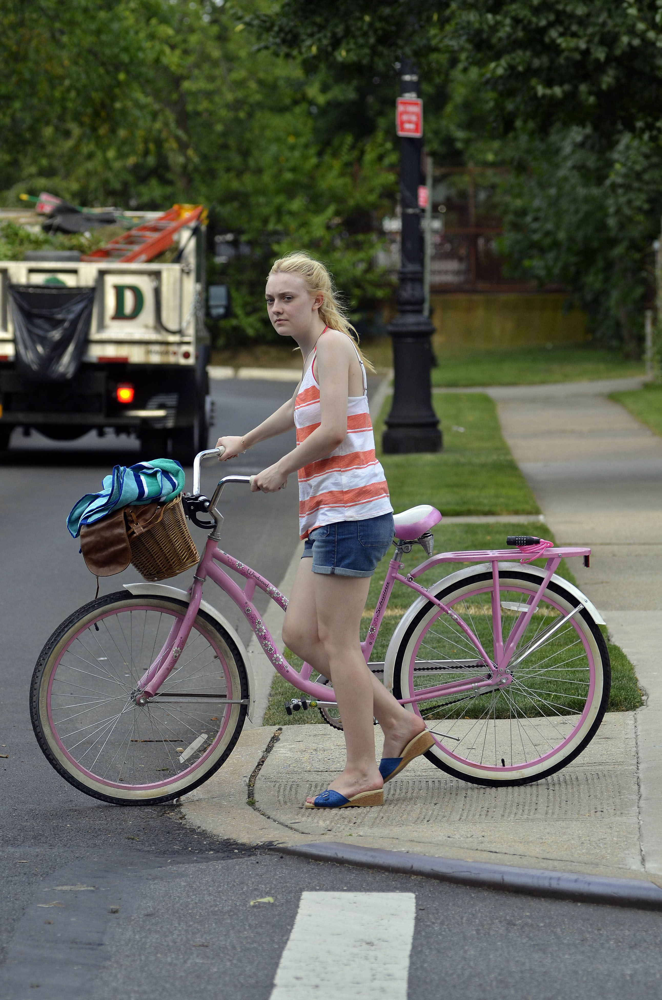 lovely-dakota-very-good-girls-07-05-2012-143.jpg