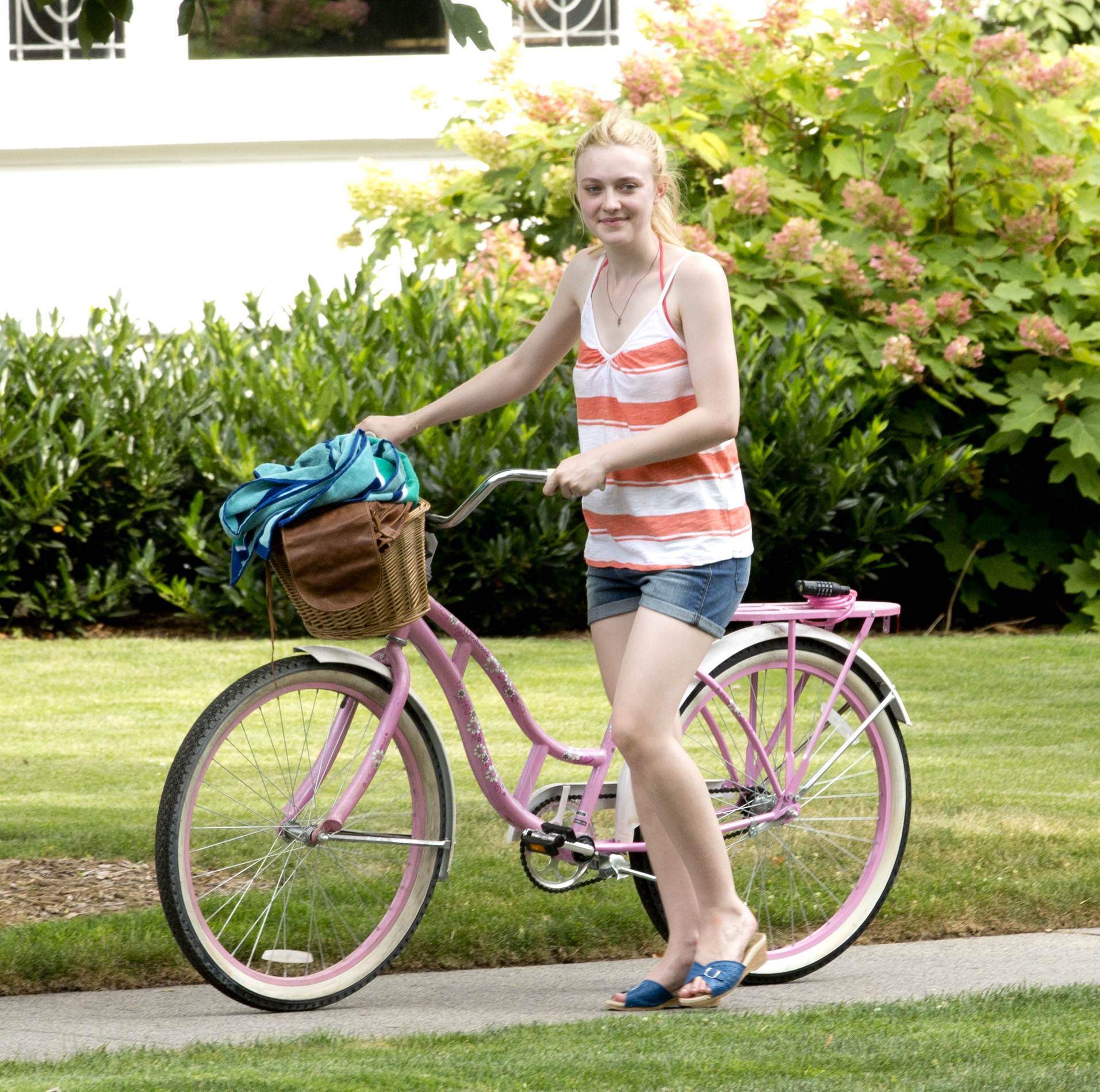 lovely-dakota-very-good-girls-07-05-2012-149.jpg