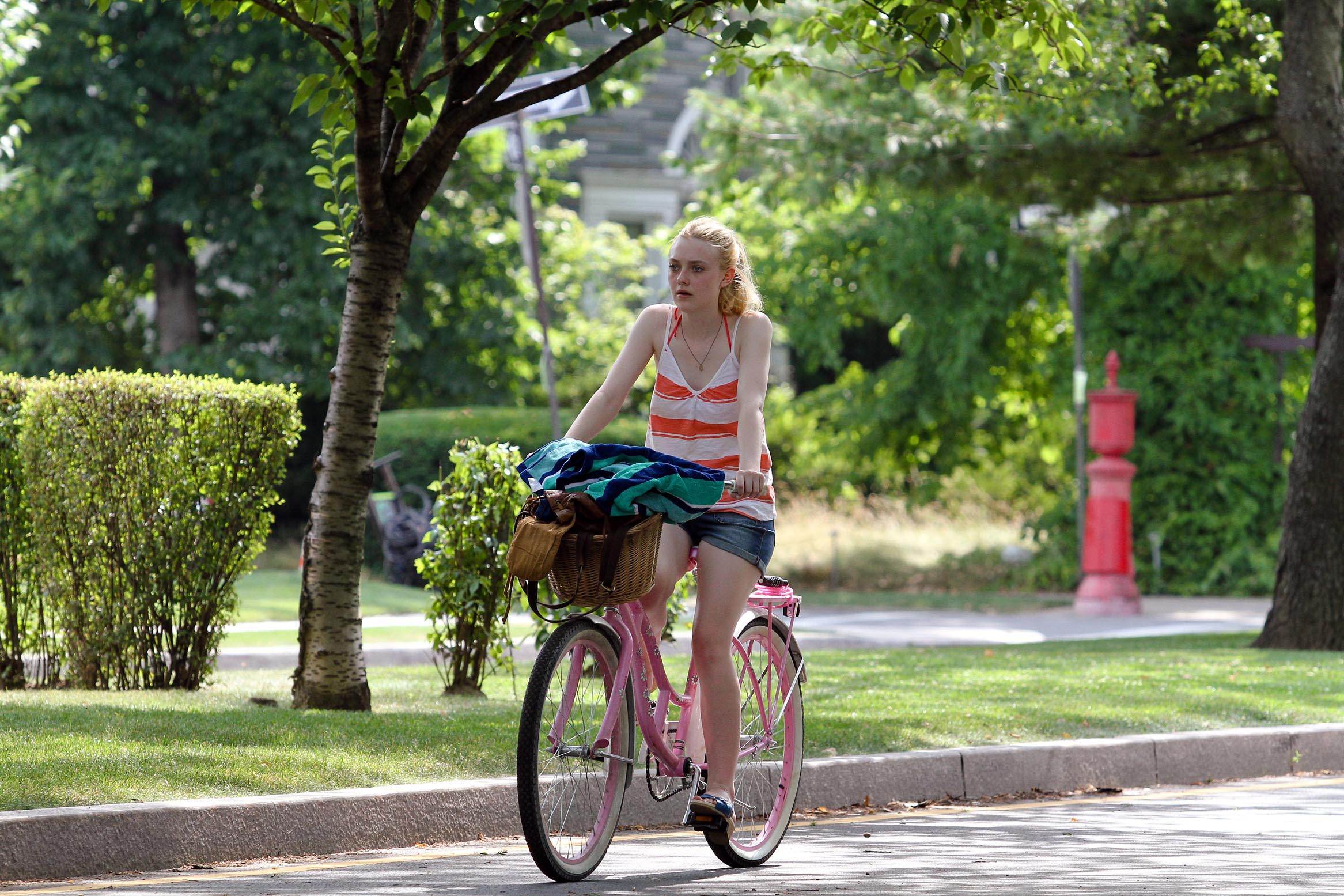 lovely-dakota-very-good-girls-07-05-2012-152.jpg