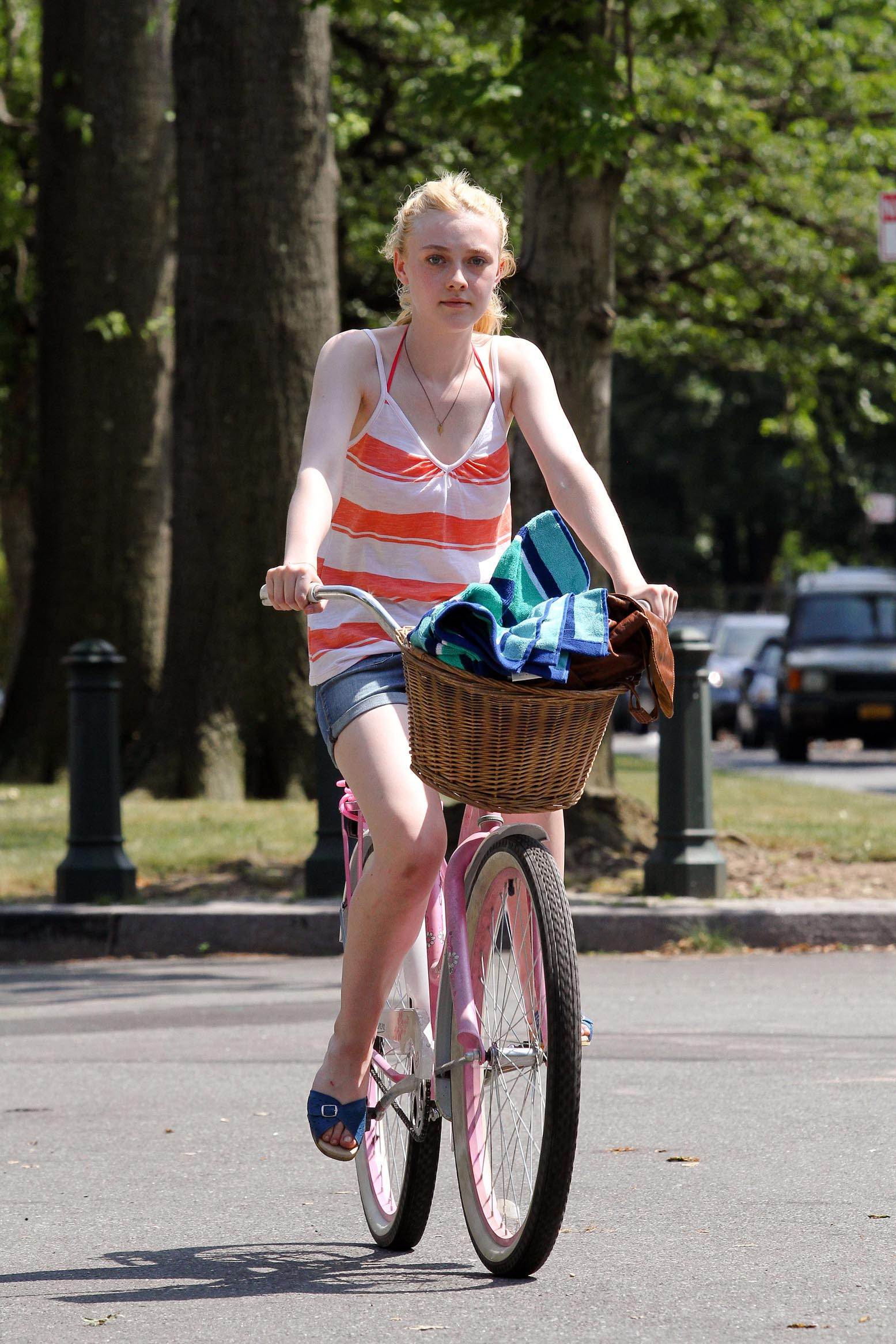 lovely-dakota-very-good-girls-07-05-2012-164.jpg