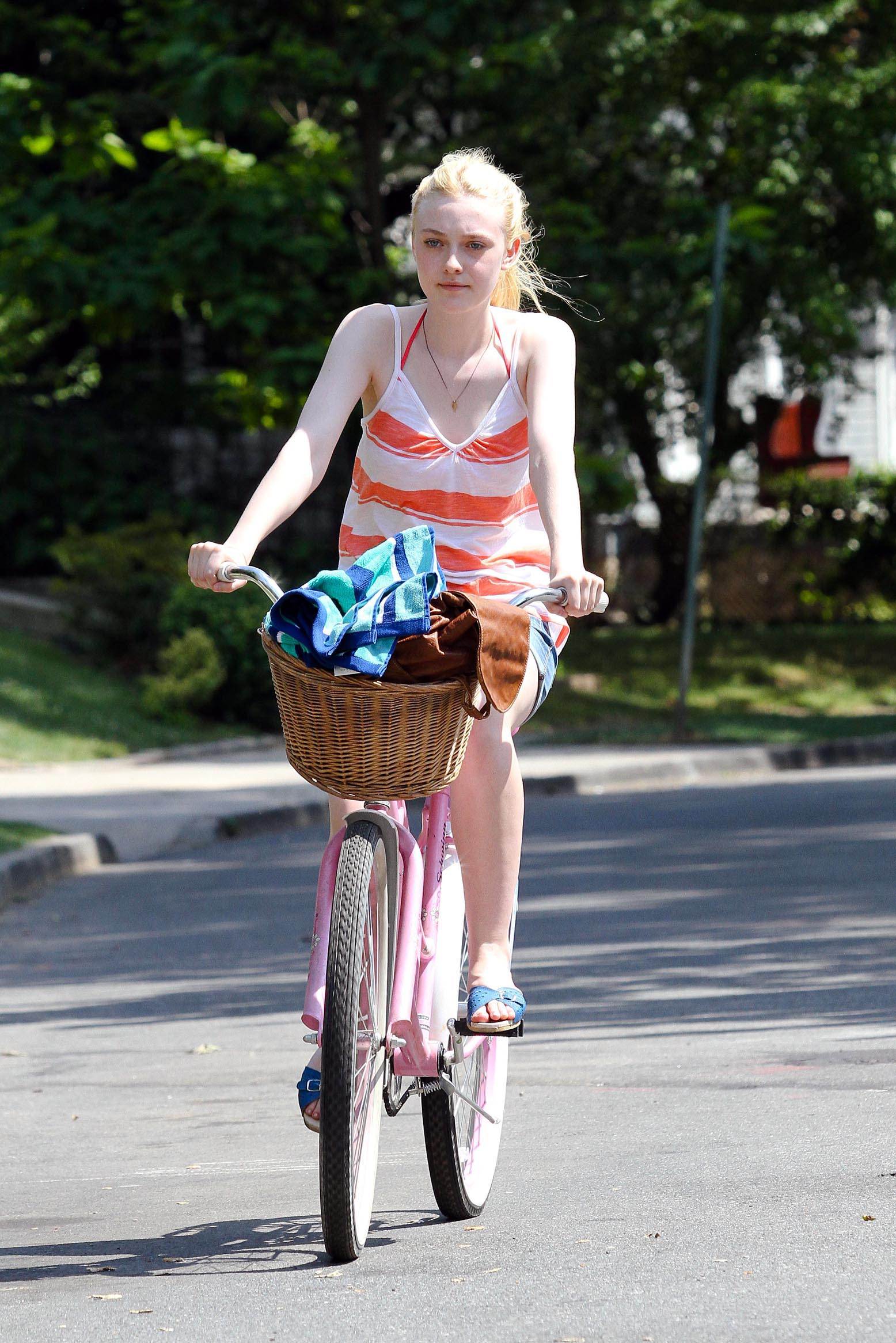 lovely-dakota-very-good-girls-07-05-2012-170.jpg