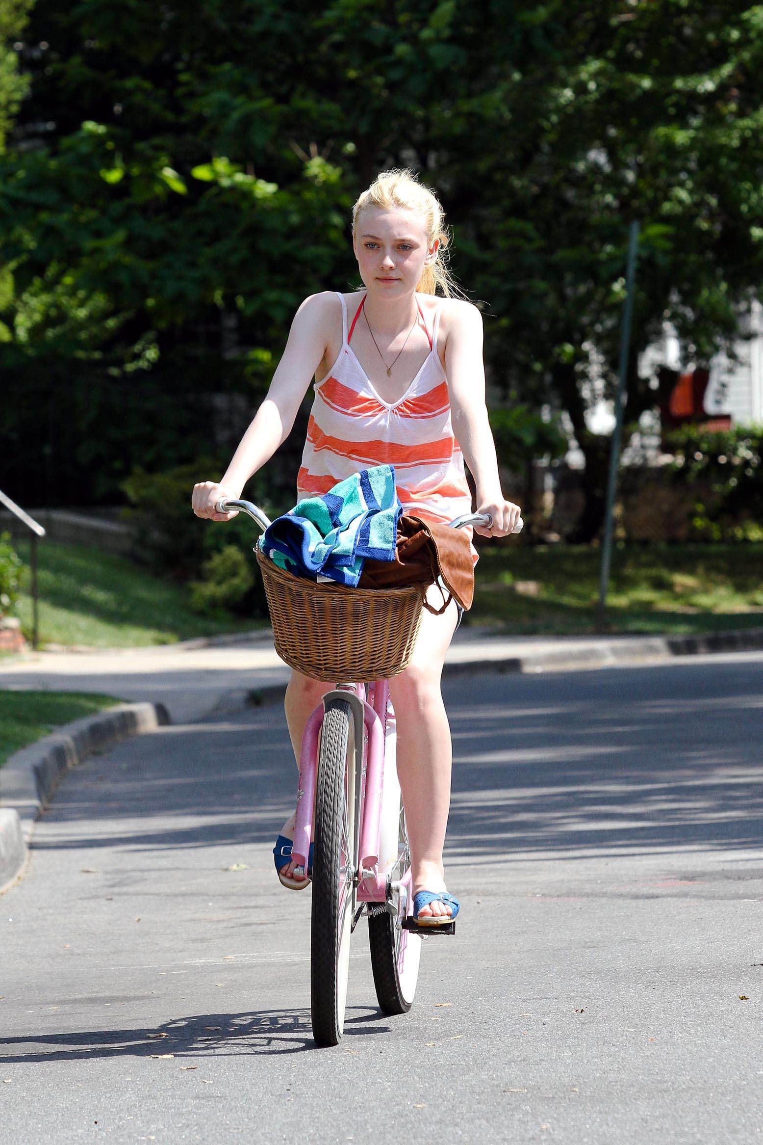 lovely-dakota-very-good-girls-07-05-2012-171.jpg