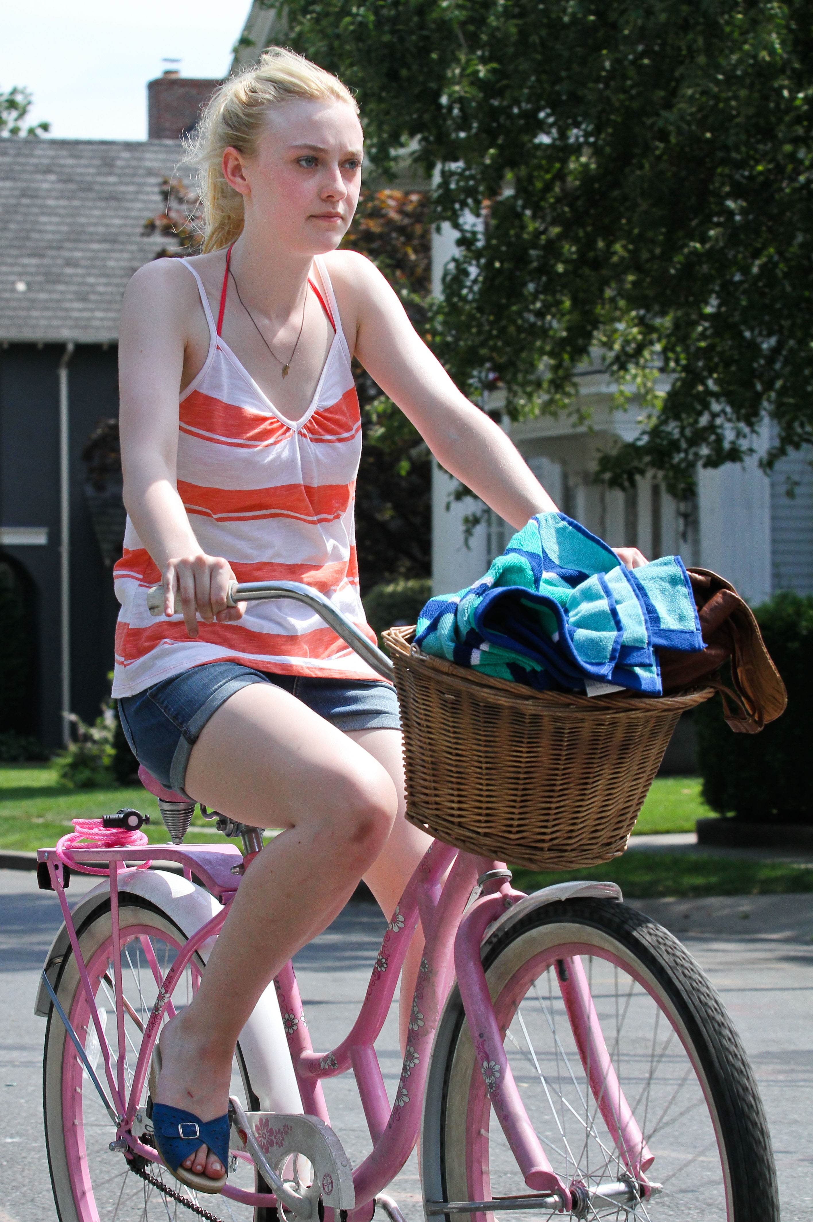 lovely-dakota-very-good-girls-07-05-2012-206.jpg