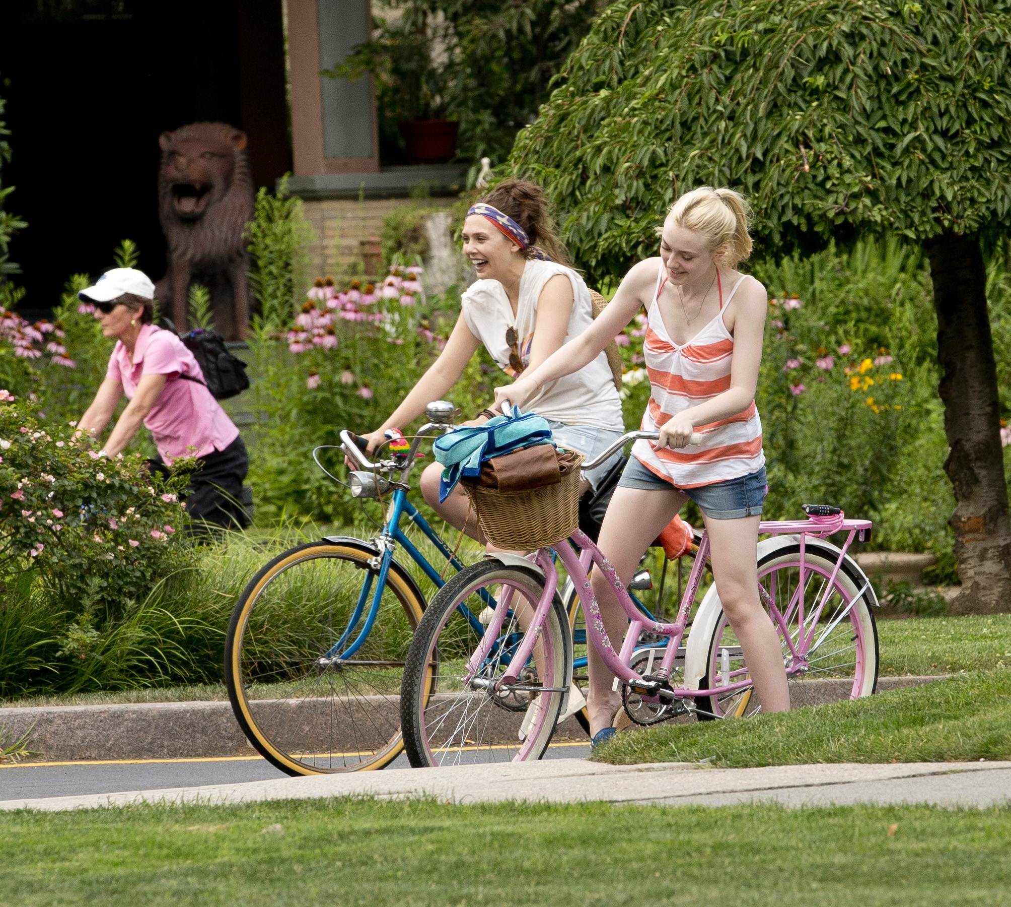 lovely-dakota-very-good-girls-07-05-2012-215.jpg