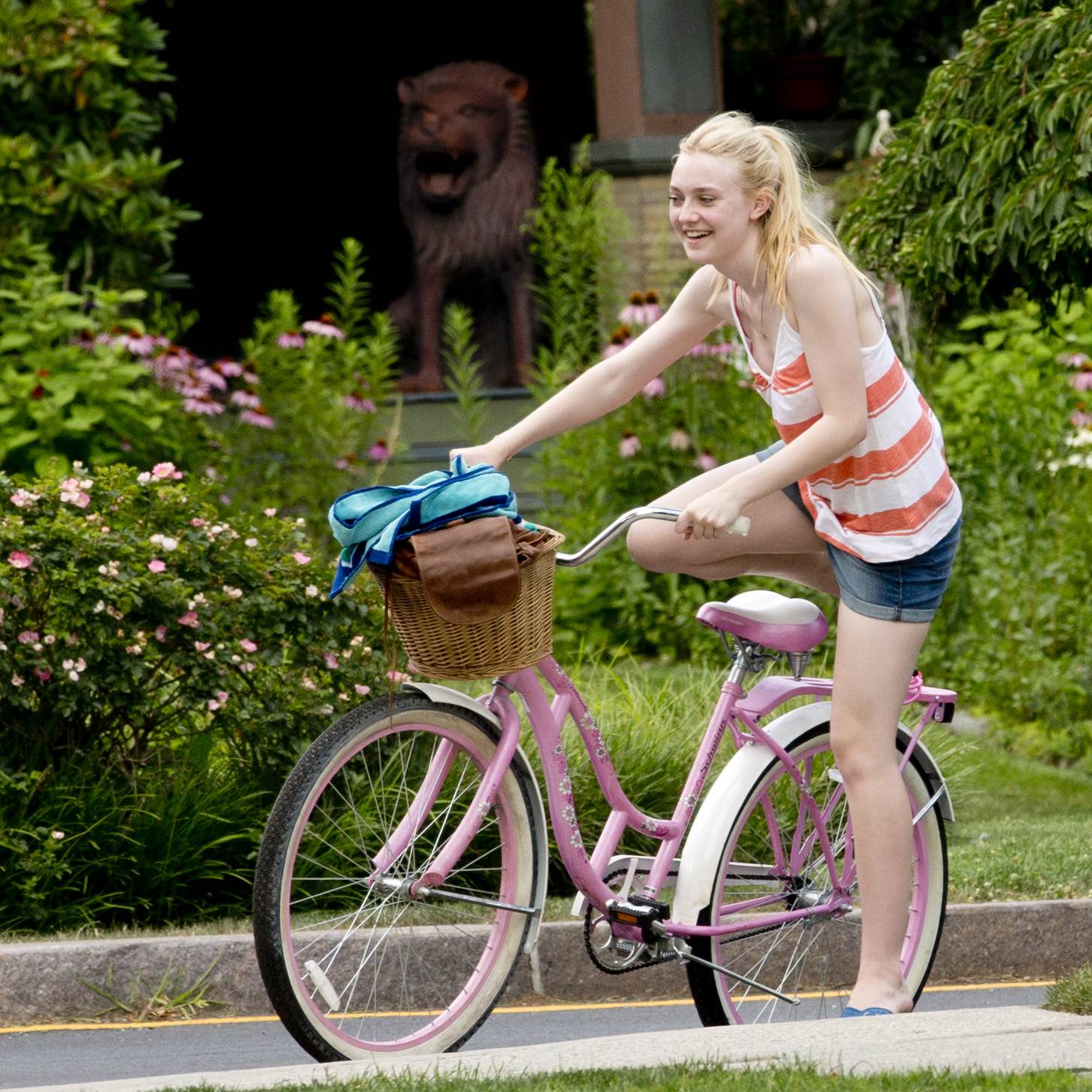 lovely-dakota-very-good-girls-07-05-2012-216.jpg