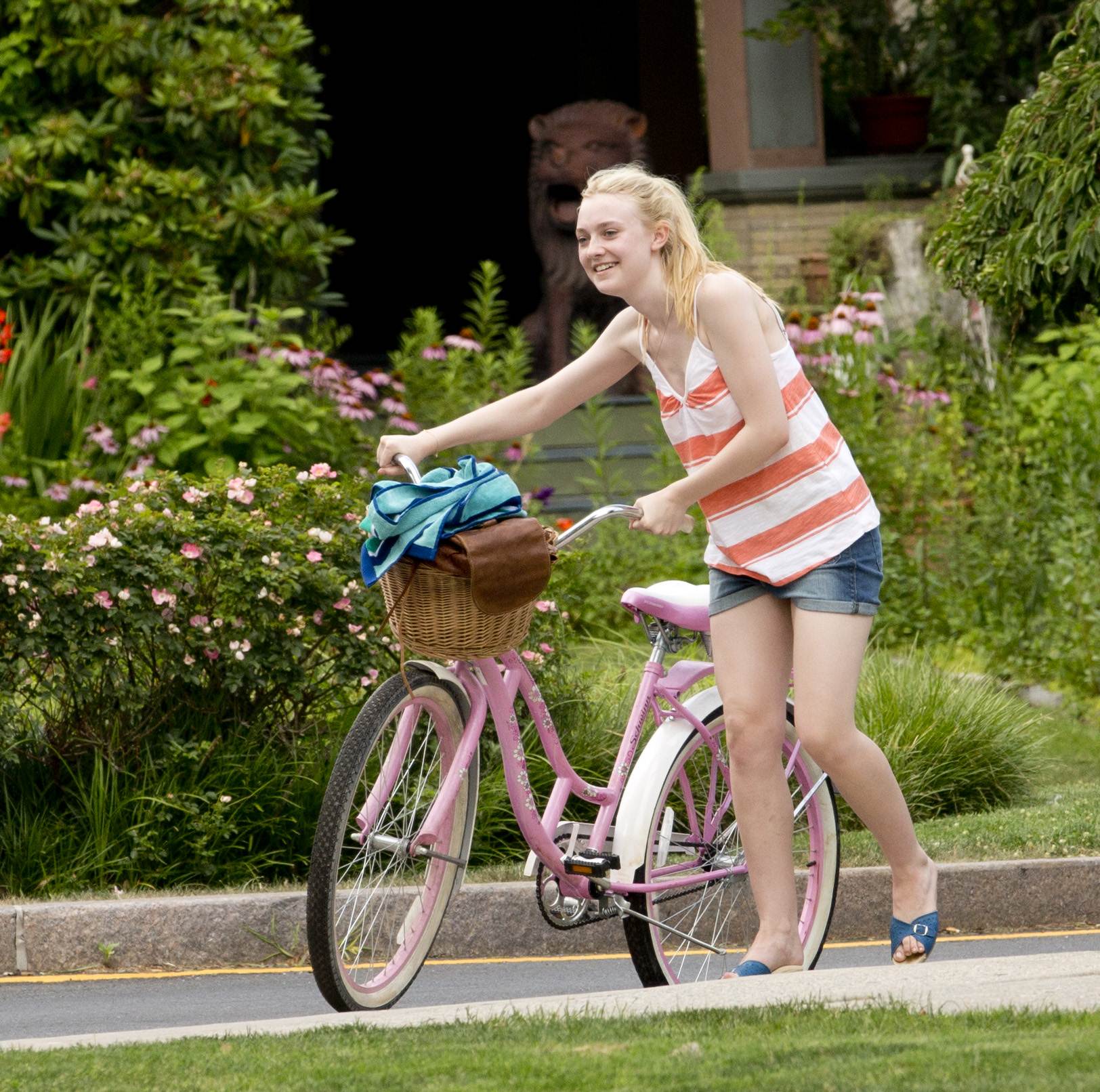 lovely-dakota-very-good-girls-07-05-2012-217.jpg