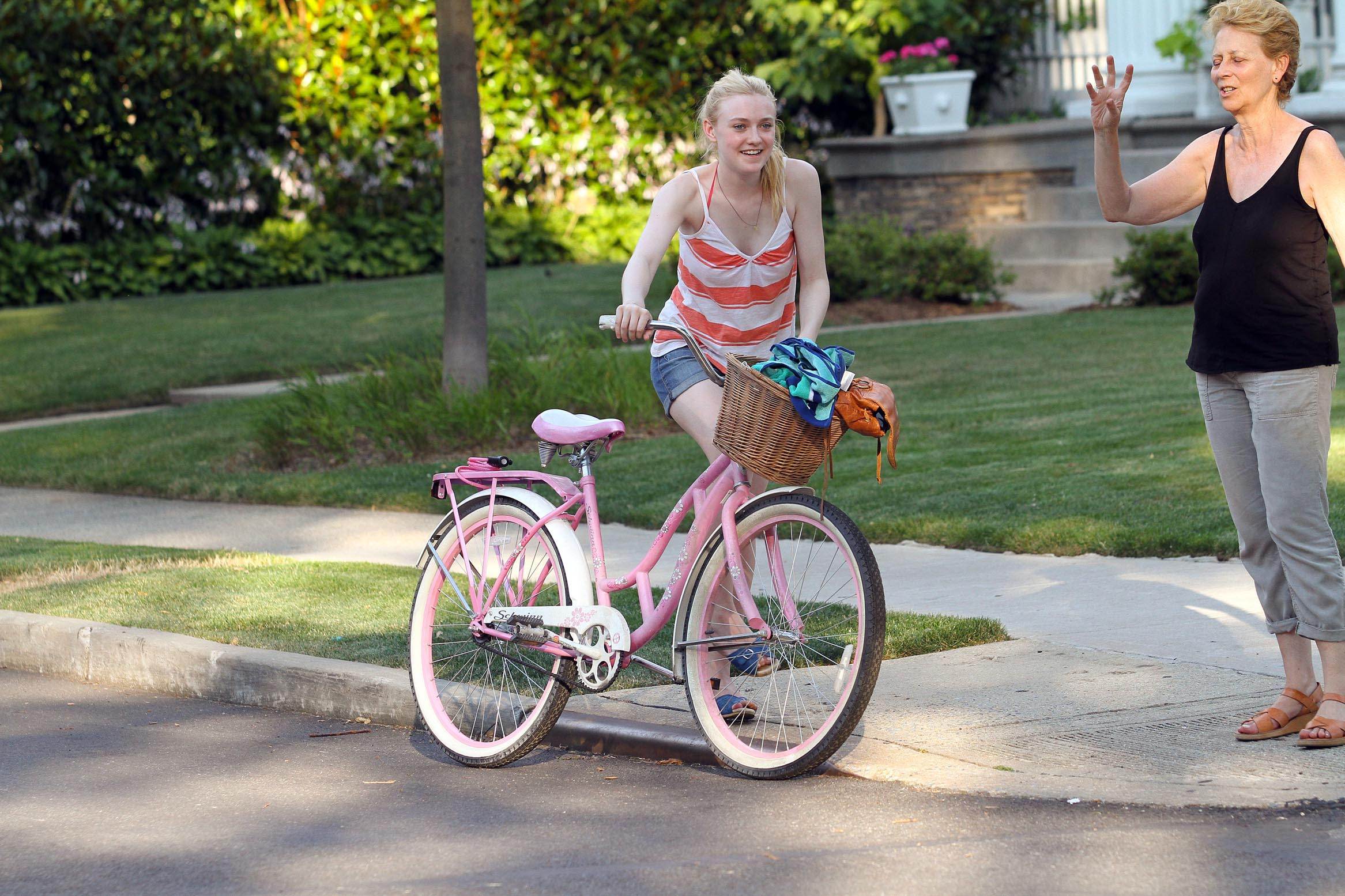 lovely-dakota-very-good-girls-07-05-2012-237.jpg