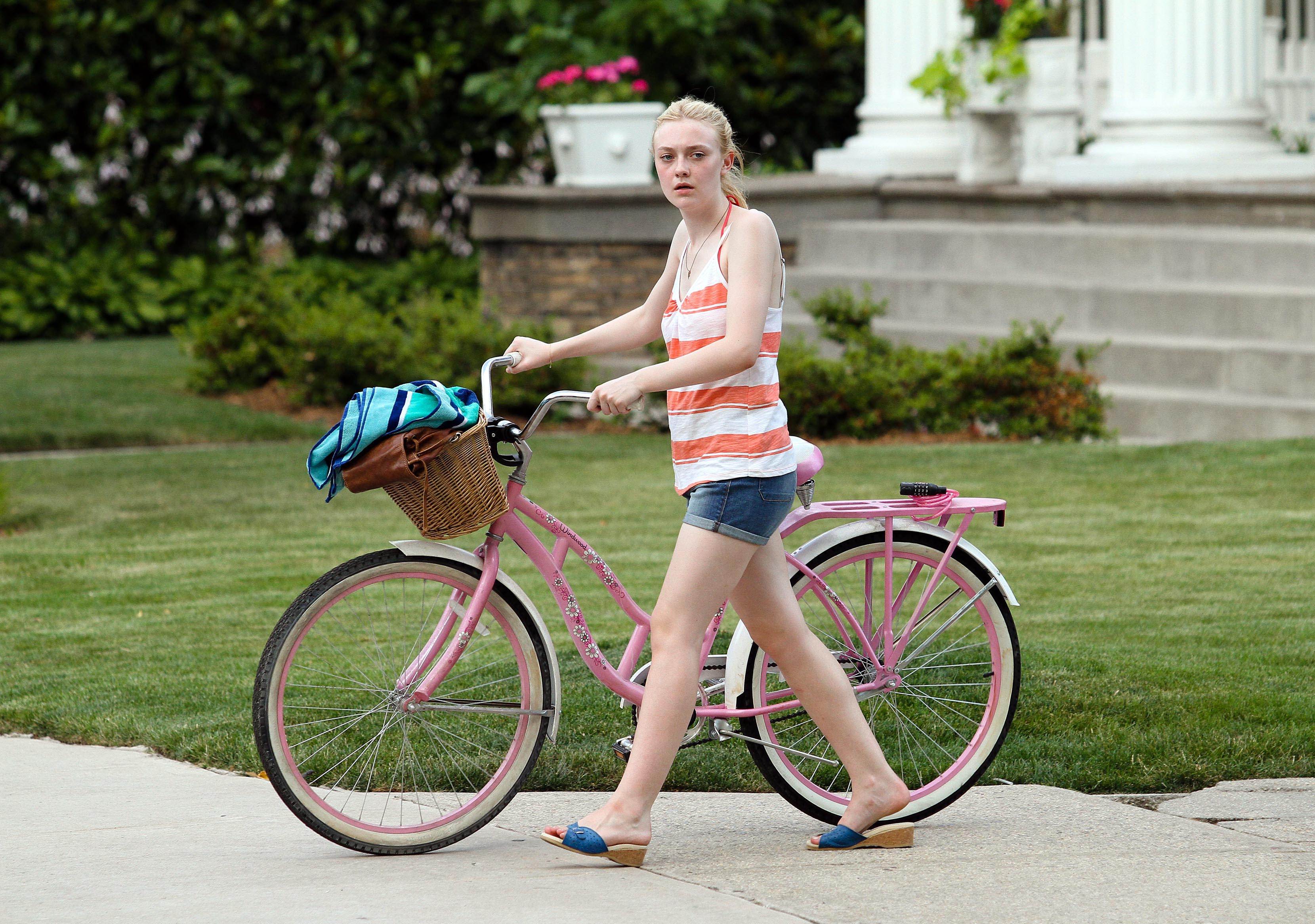 lovely-dakota-very-good-girls-07-05-2012-238.jpg