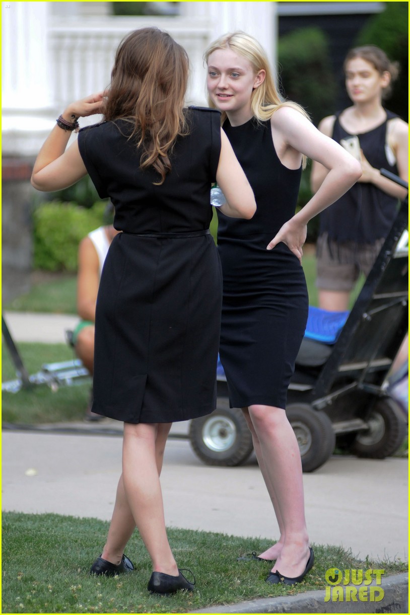 lovely-dakota-very-good-girls-07-06-2012-06.jpg