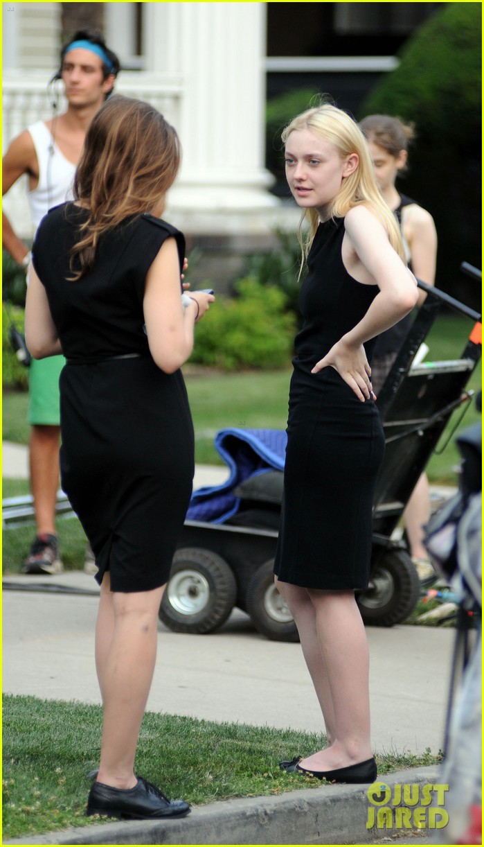 lovely-dakota-very-good-girls-07-06-2012-07.jpg