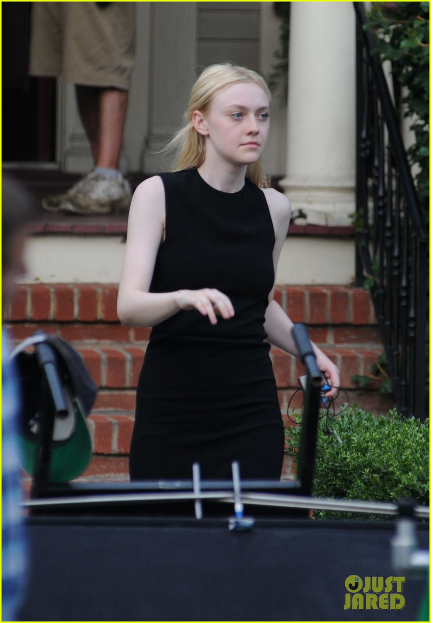 lovely-dakota-very-good-girls-07-06-2012-10.jpg