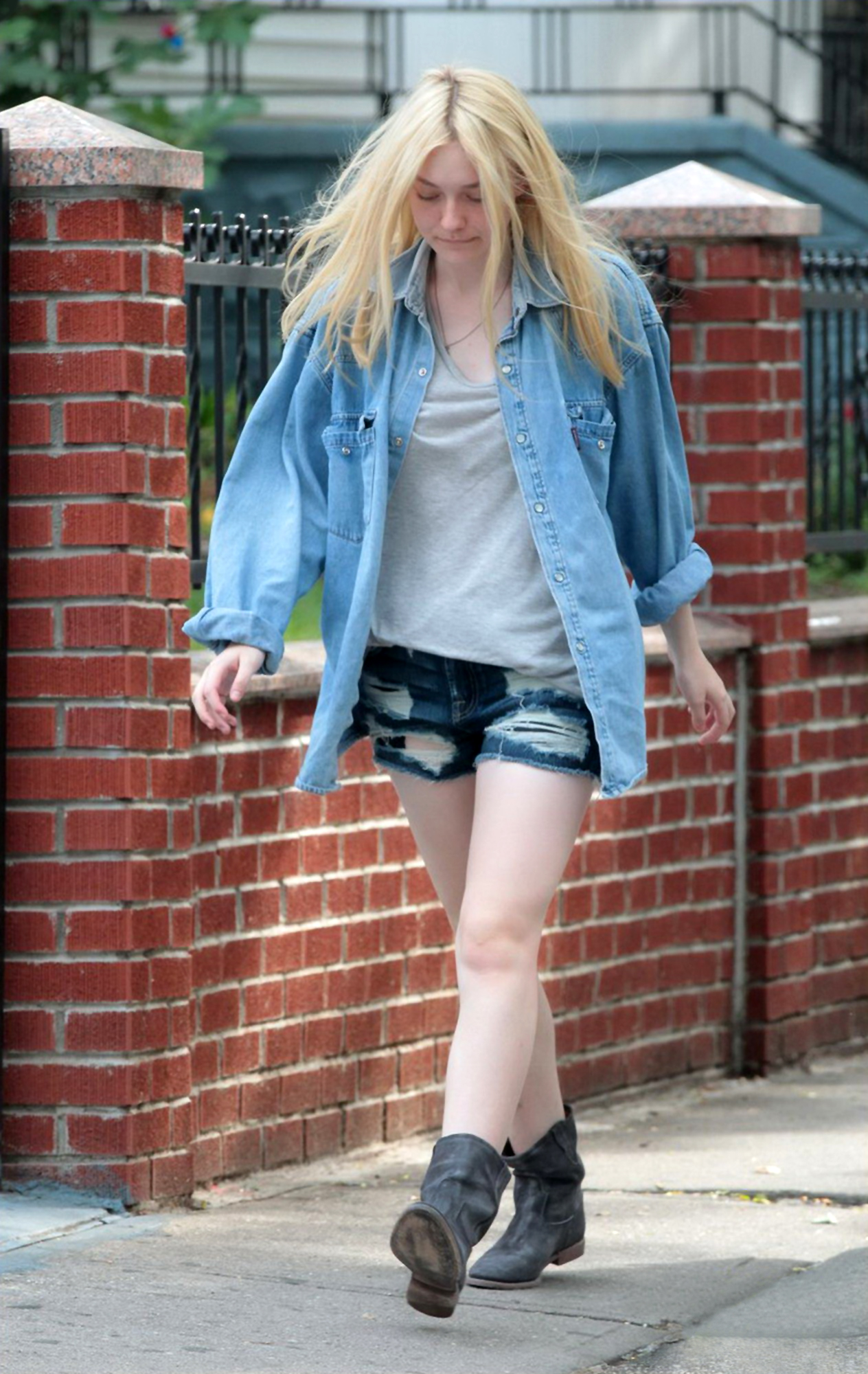 lovely-dakota-very-good-girls-07-09-2012-04.jpg