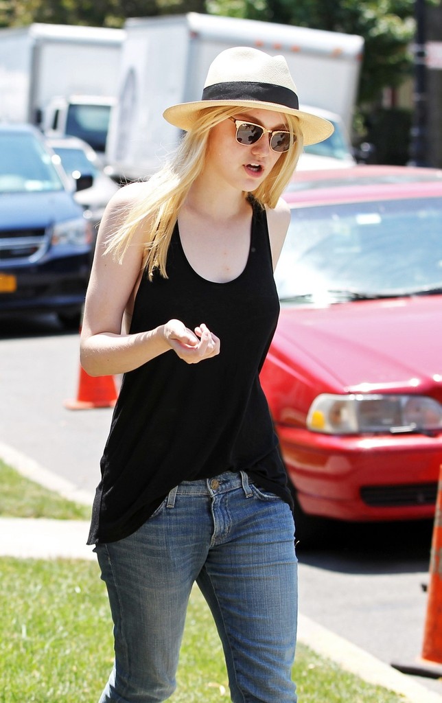 lovely-dakota-very-good-girls-07-10-2012-13.jpg