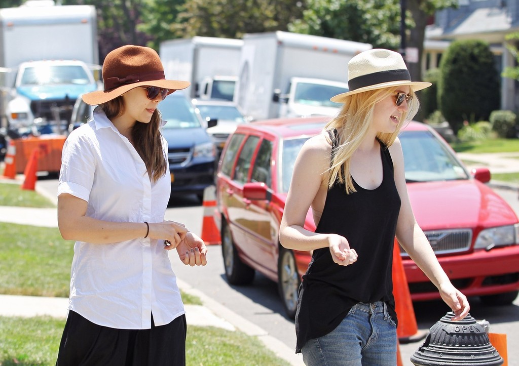 lovely-dakota-very-good-girls-07-10-2012-14.jpg