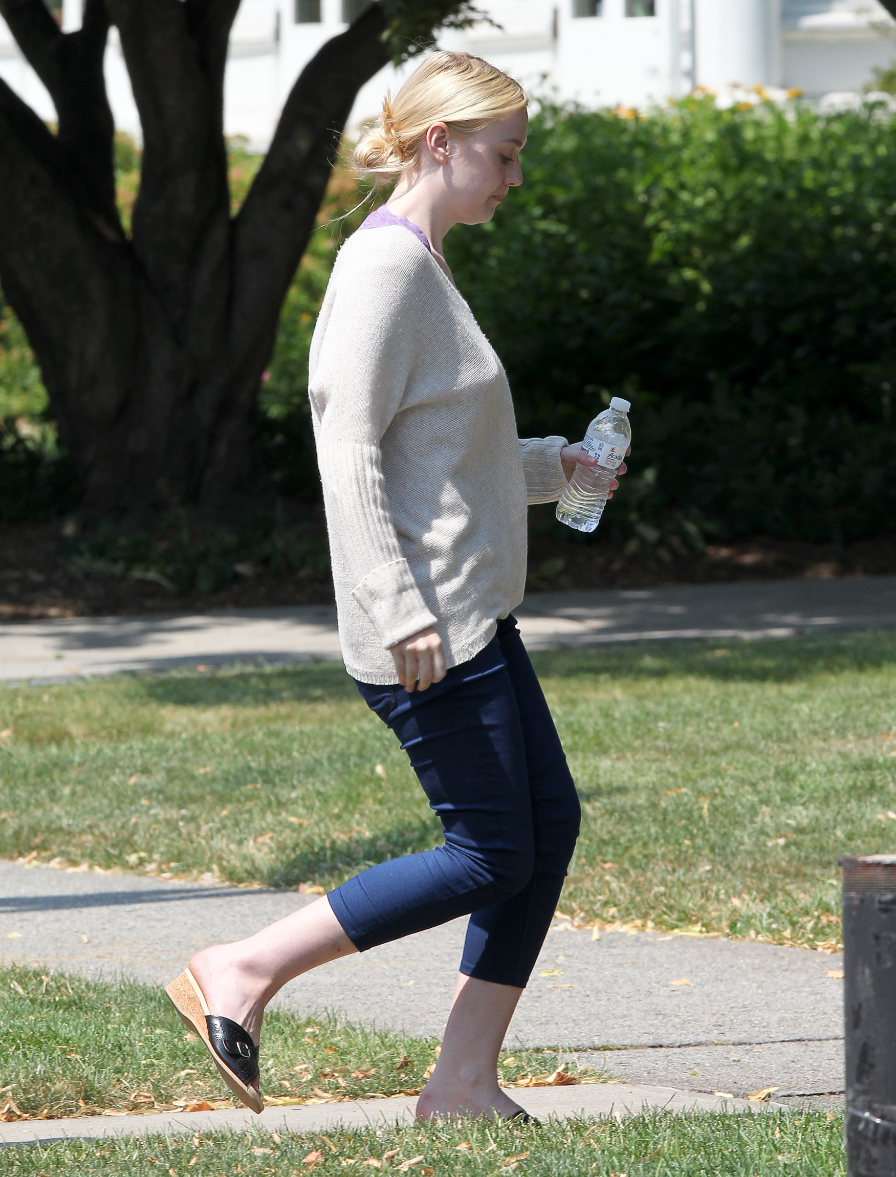 lovely-dakota-very-good-girls-07-11-2012-01.jpg