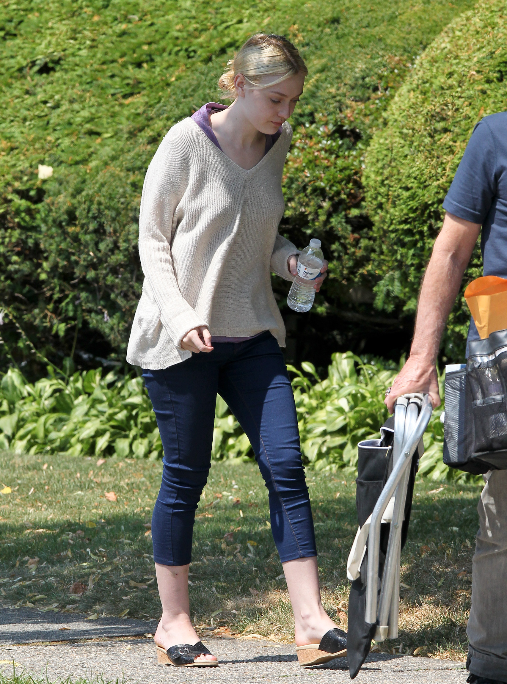 lovely-dakota-very-good-girls-07-11-2012-06.jpg