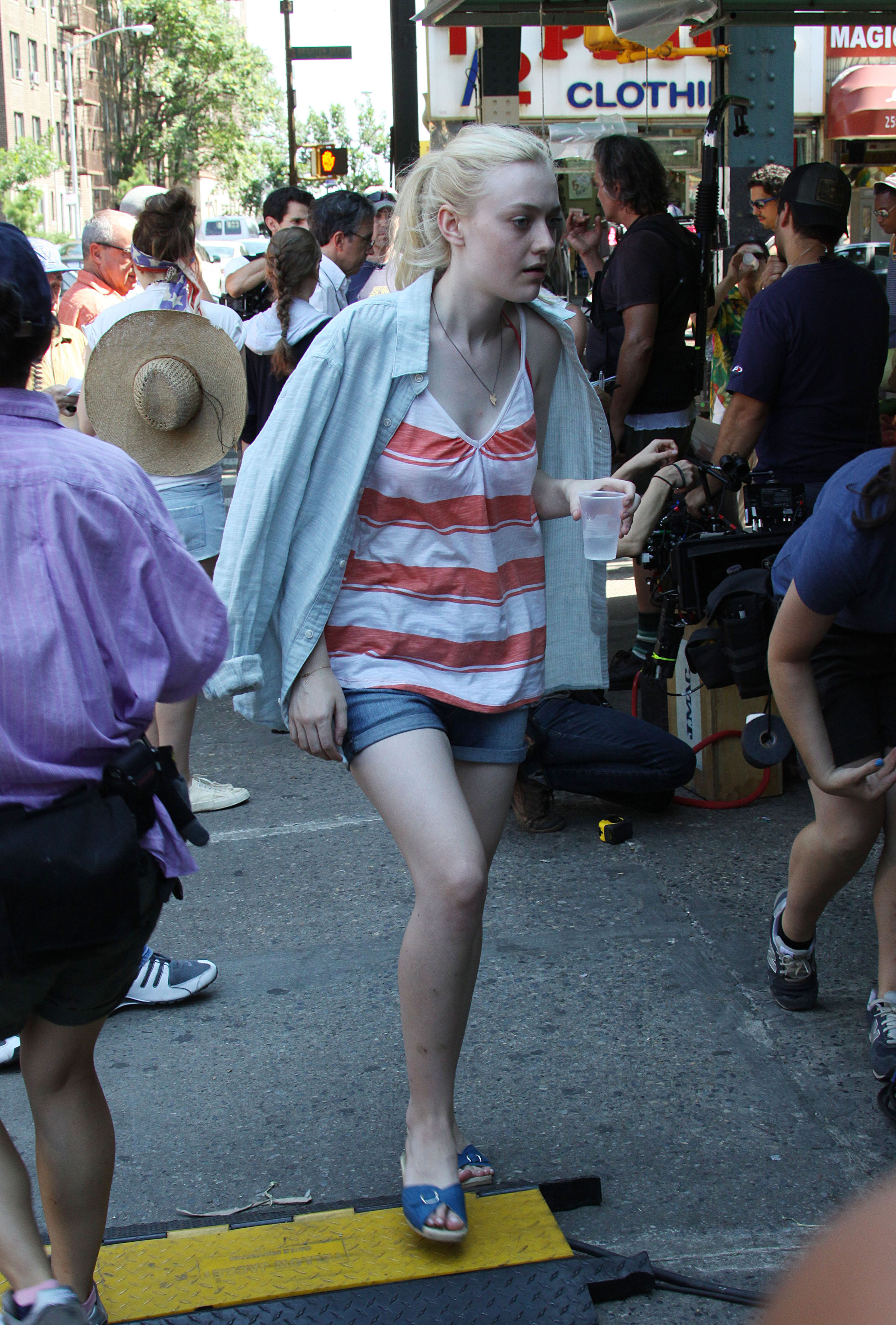 lovely-dakota-very-good-girls-07-12-2012-023.jpg