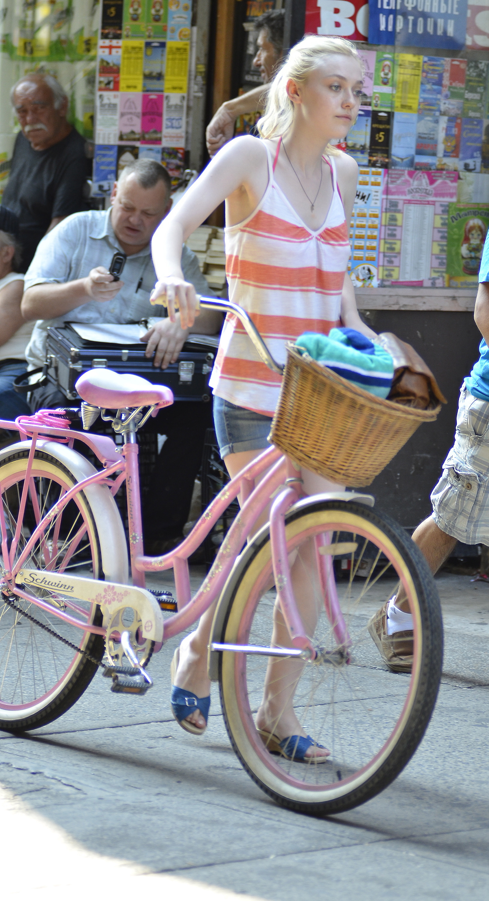 lovely-dakota-very-good-girls-07-12-2012-031.jpg