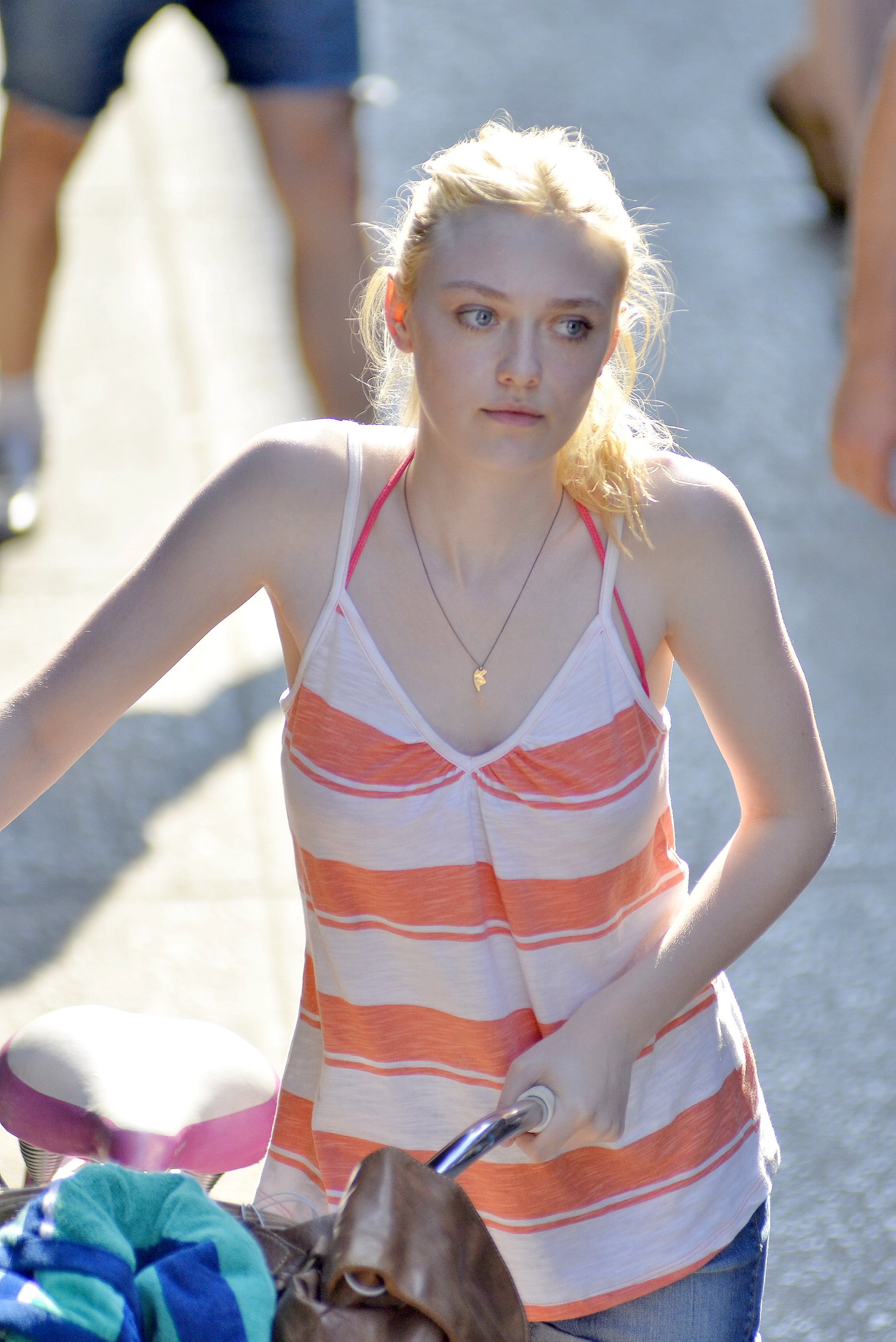 lovely-dakota-very-good-girls-07-12-2012-040.jpg