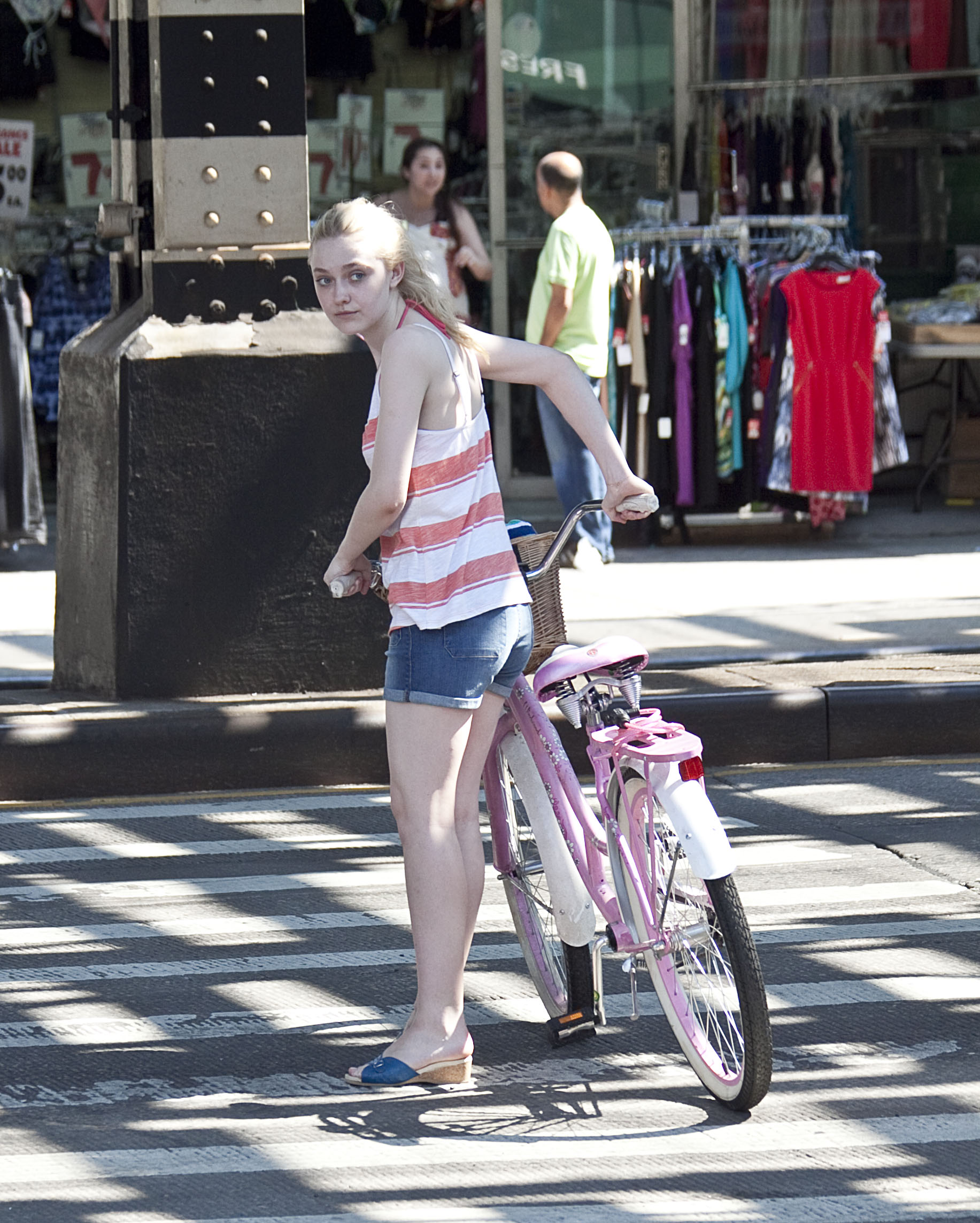 lovely-dakota-very-good-girls-07-12-2012-102.jpg
