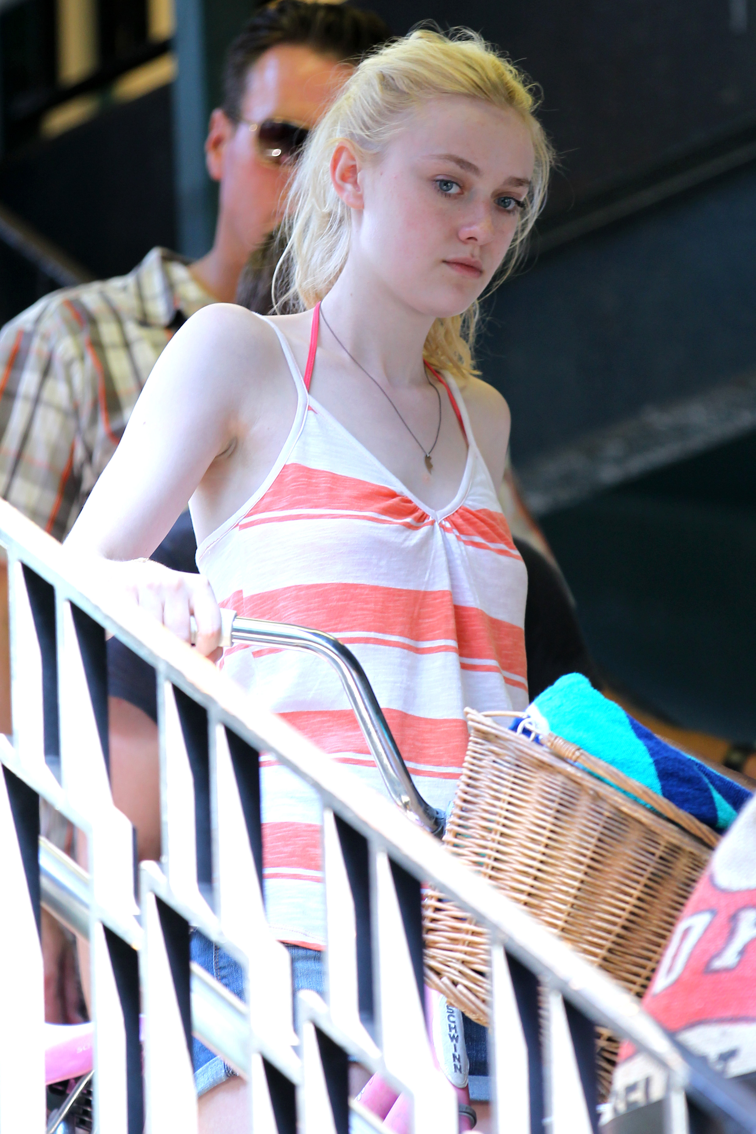 lovely-dakota-very-good-girls-07-12-2012-128.jpg