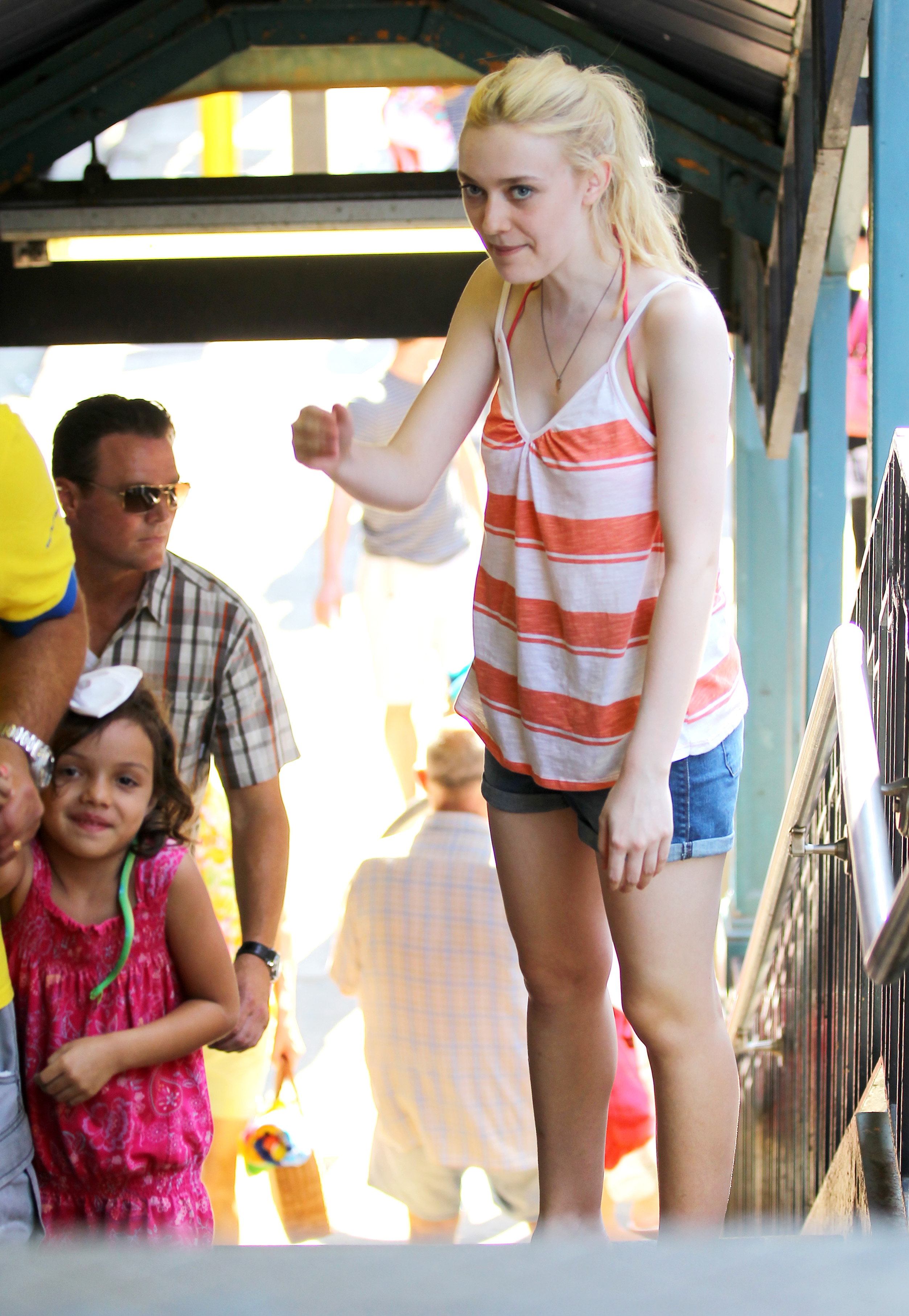 lovely-dakota-very-good-girls-07-12-2012-133.jpg