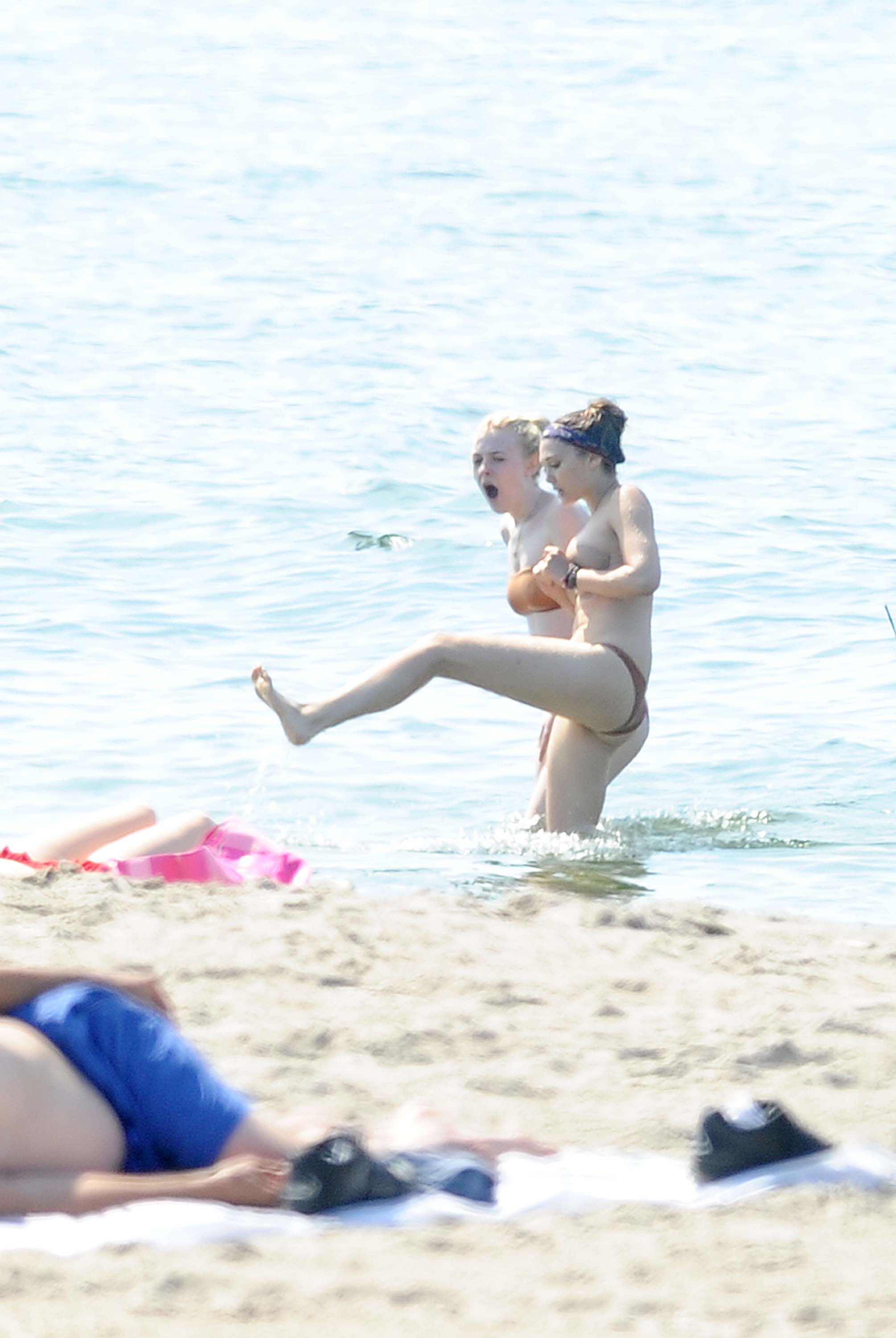 lovely-dakota-very-good-girls-07-16-2012-10.jpg