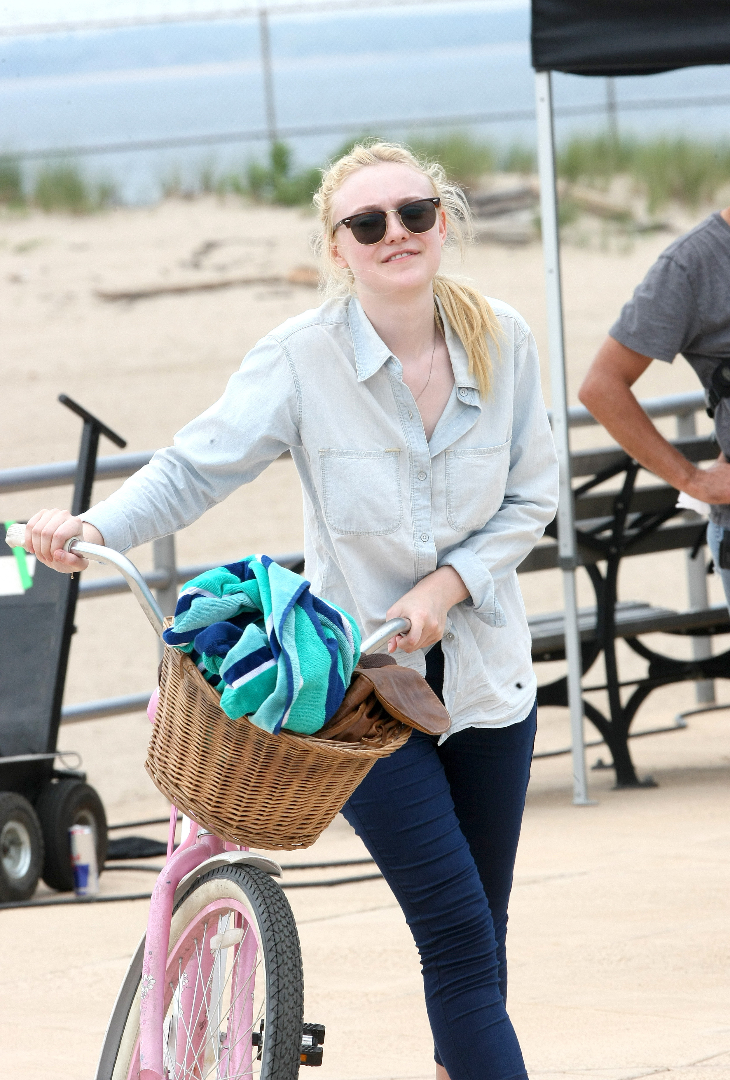 lovely-dakota-very-good-girls-07-17-2012-046.jpg