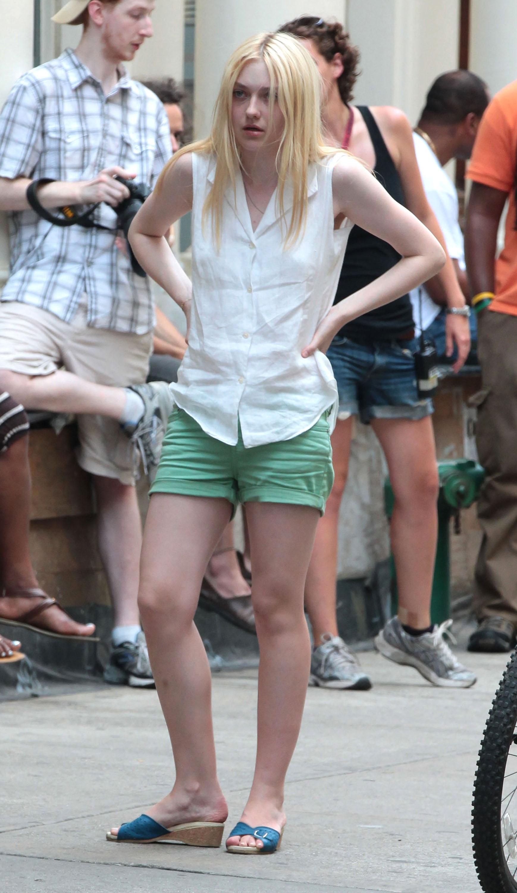 lovely-dakota-very-good-girls-07-18-2012-015.jpg