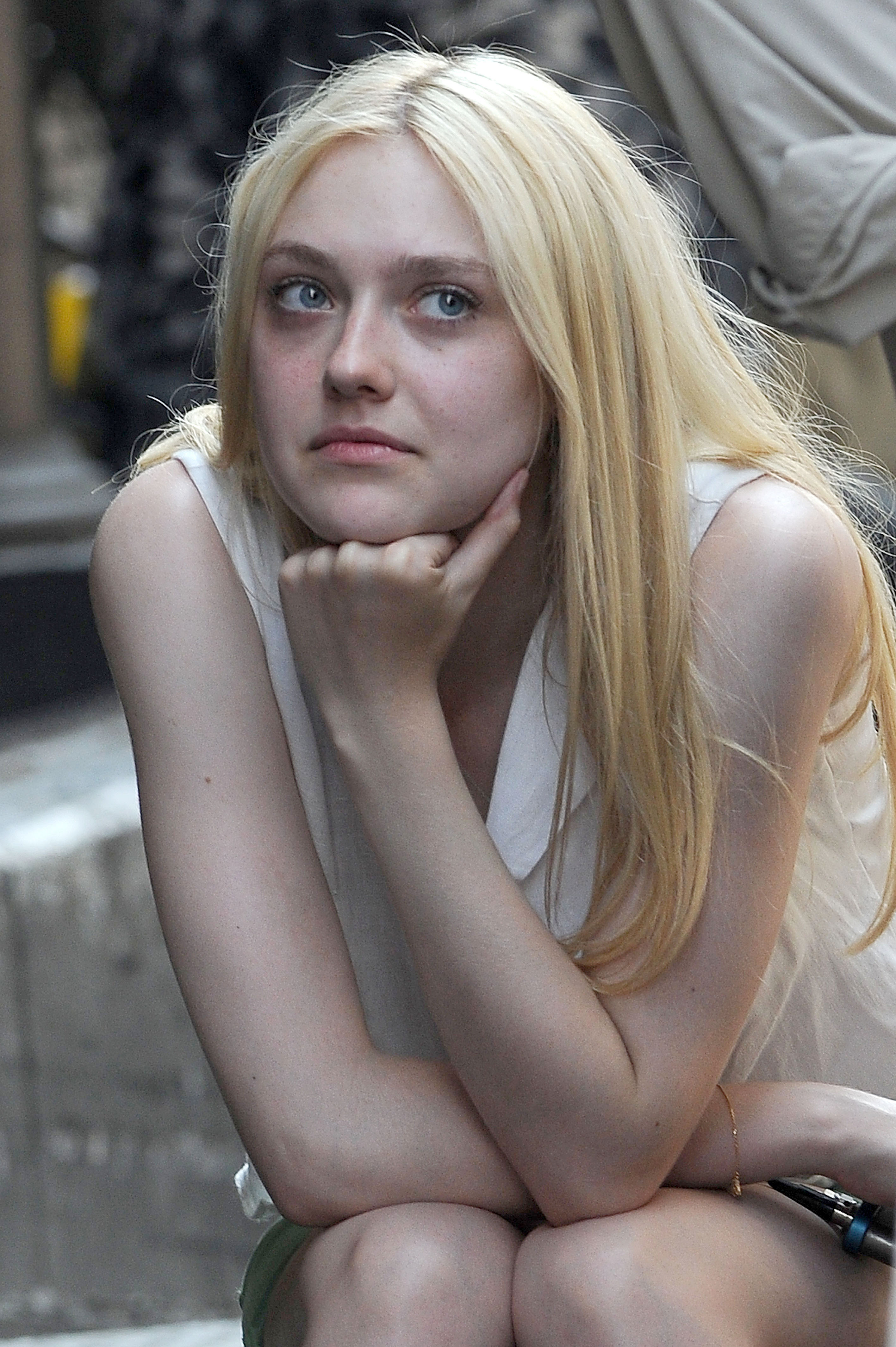 lovely-dakota-very-good-girls-07-18-2012-032.jpg