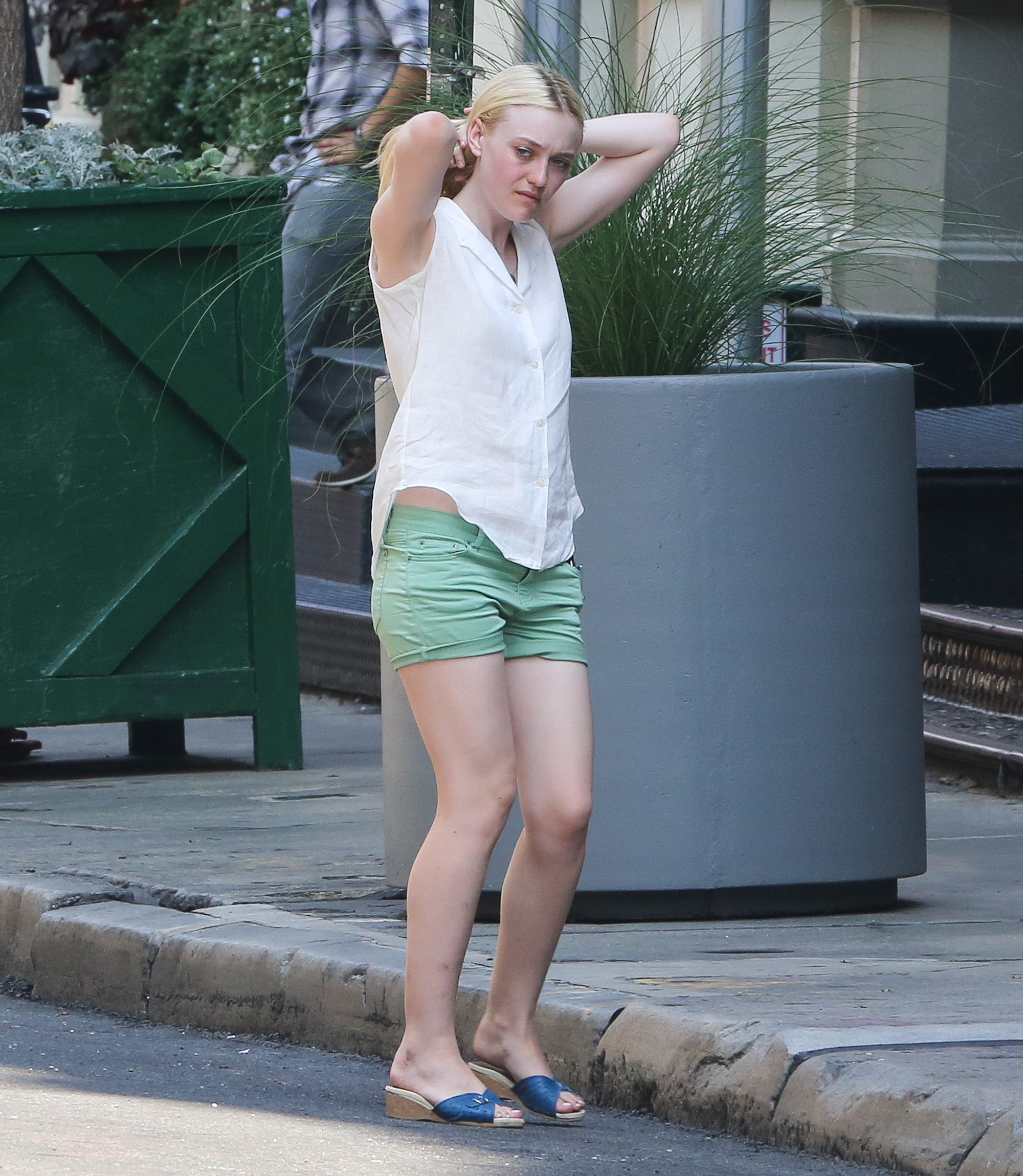 lovely-dakota-very-good-girls-07-18-2012-033.jpg