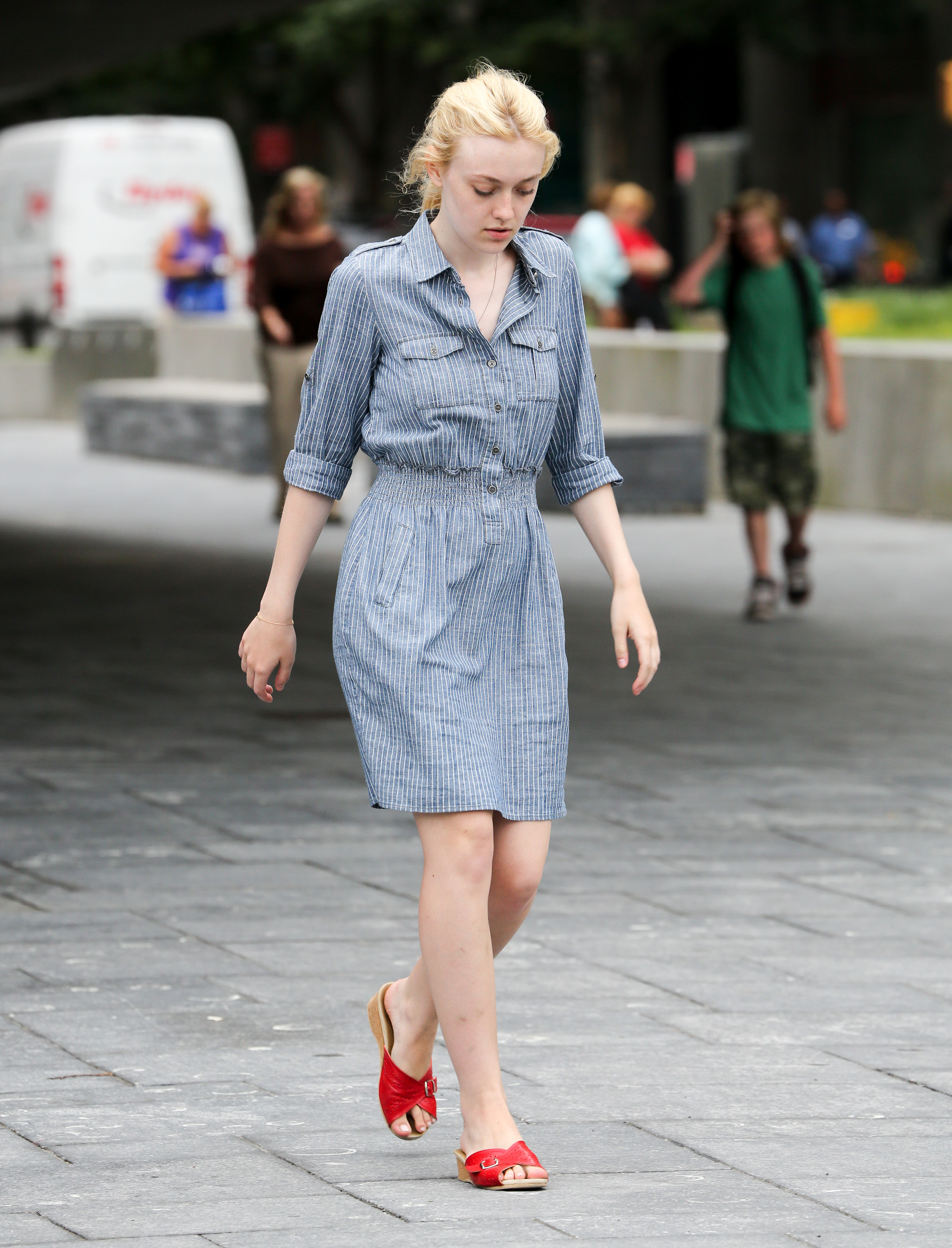 lovely-dakota-very-good-girls-07-19-2012-06.jpg