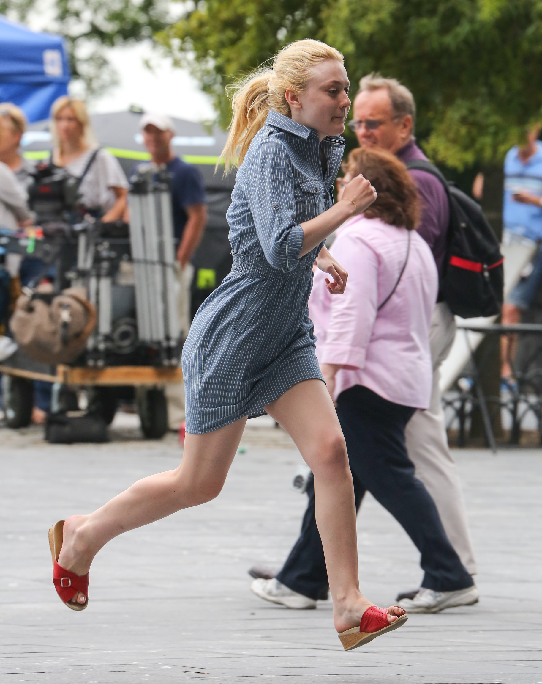 lovely-dakota-very-good-girls-07-19-2012-10.jpg