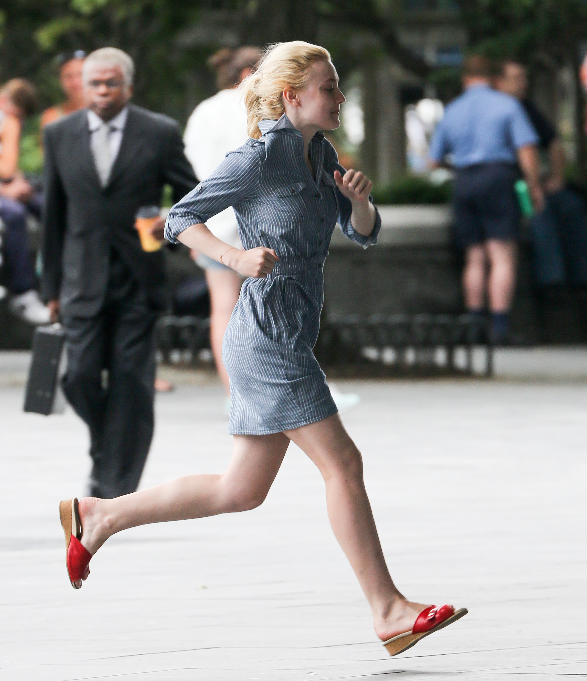 lovely-dakota-very-good-girls-07-19-2012-14.jpg