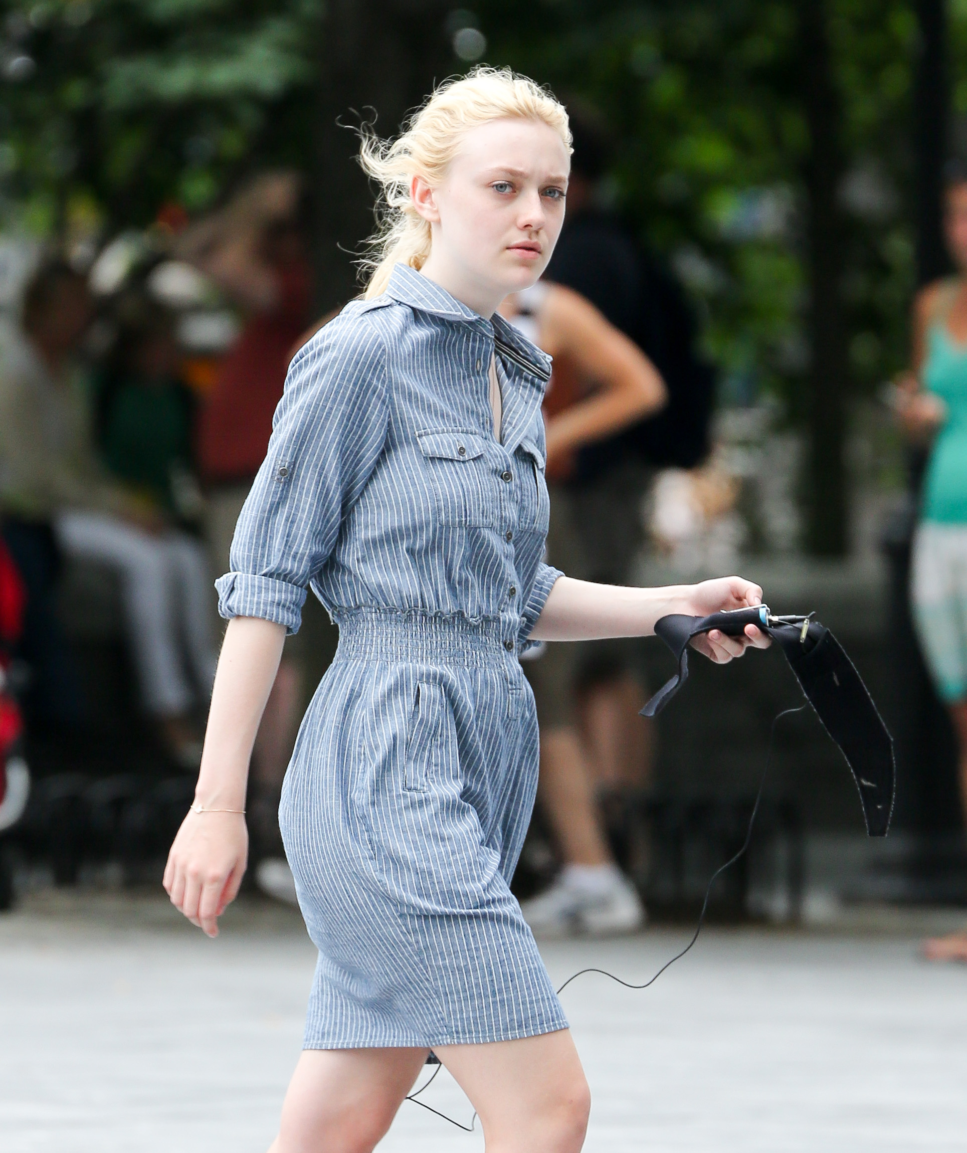 lovely-dakota-very-good-girls-07-19-2012-15.jpg