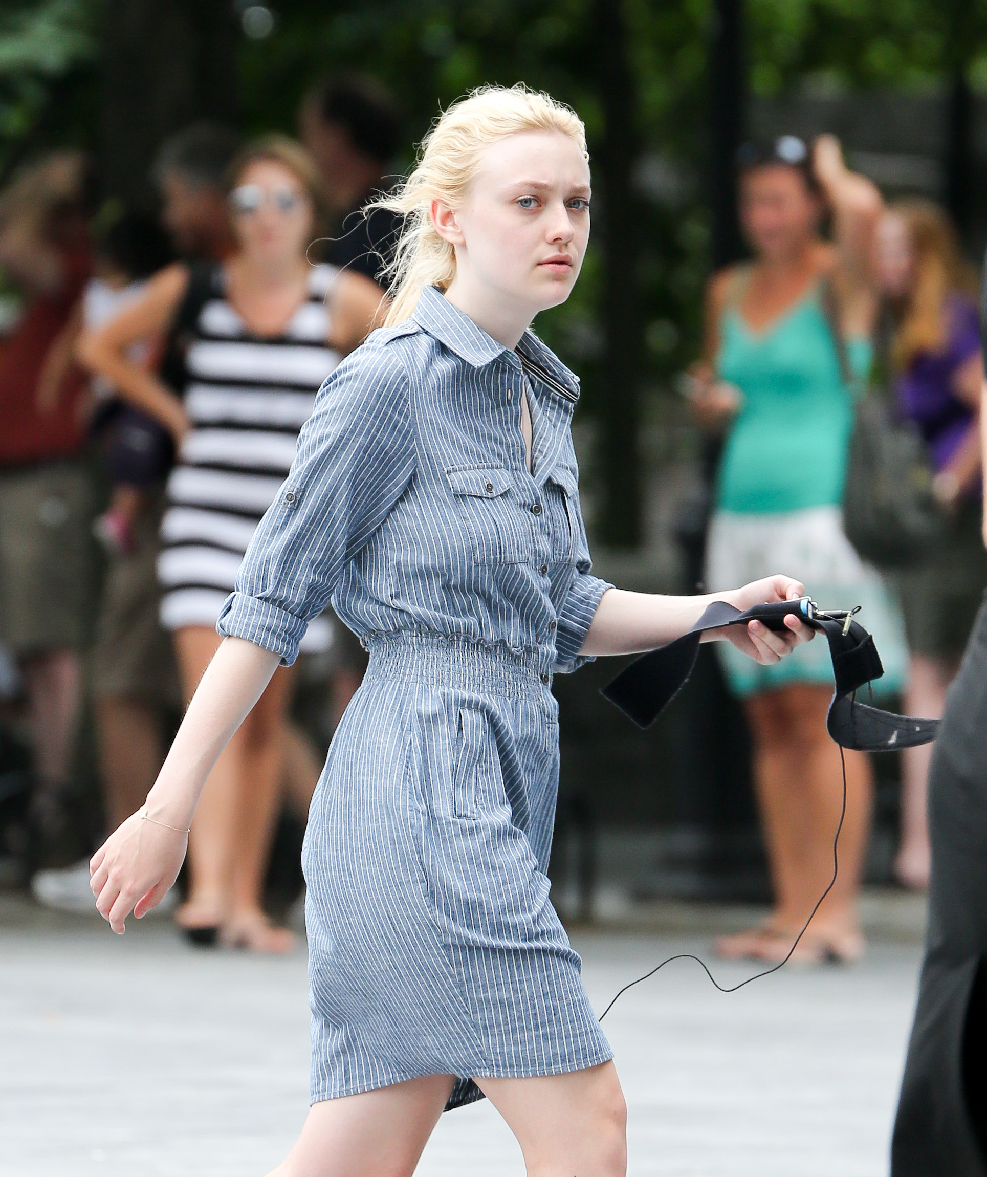 lovely-dakota-very-good-girls-07-19-2012-16.jpg