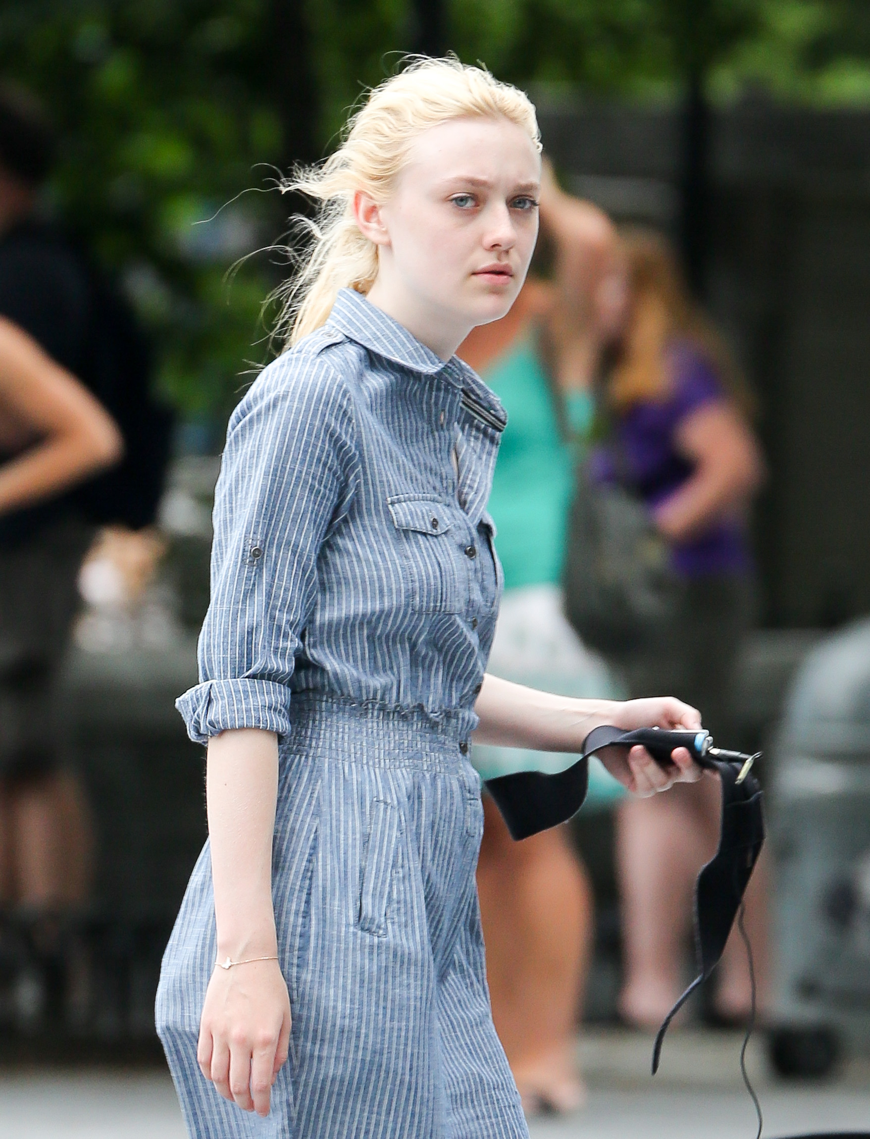 lovely-dakota-very-good-girls-07-19-2012-17.jpg
