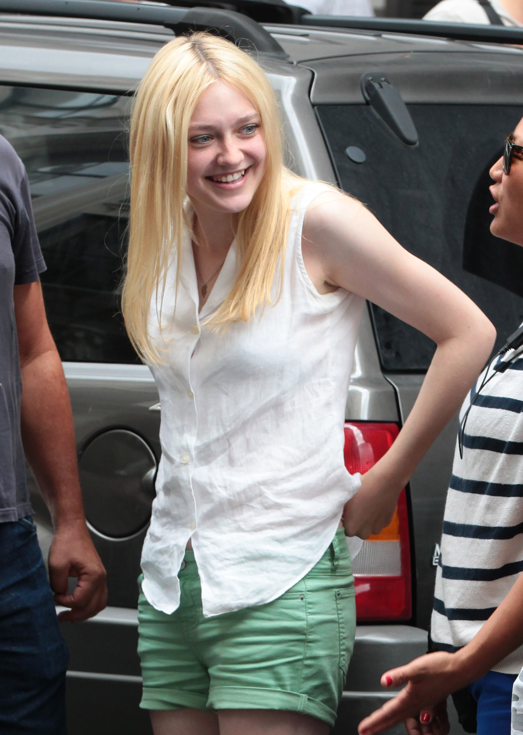 lovely-dakota-very-good-girls-07-30-2012-12.jpg