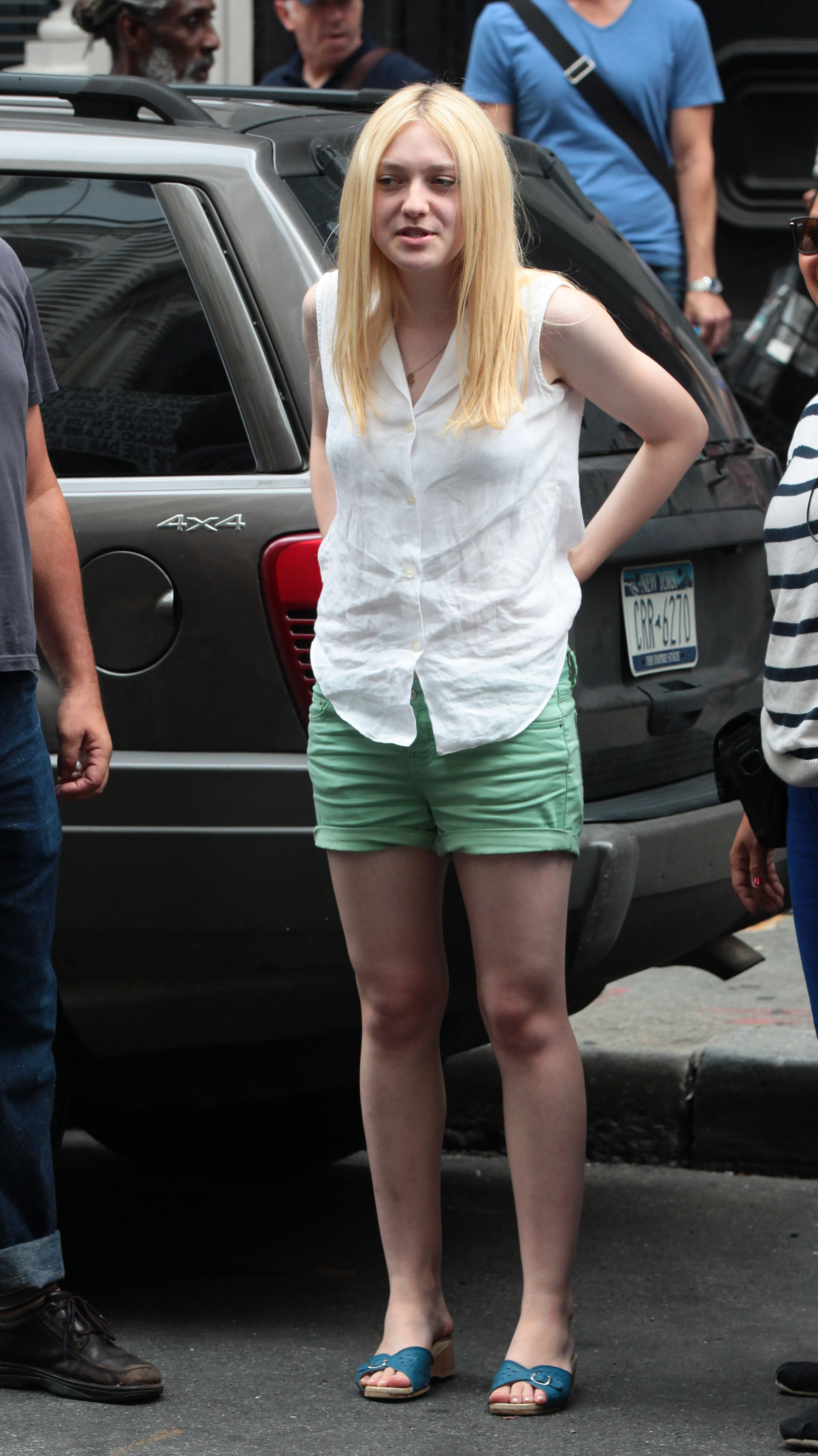 lovely-dakota-very-good-girls-07-30-2012-13.jpg