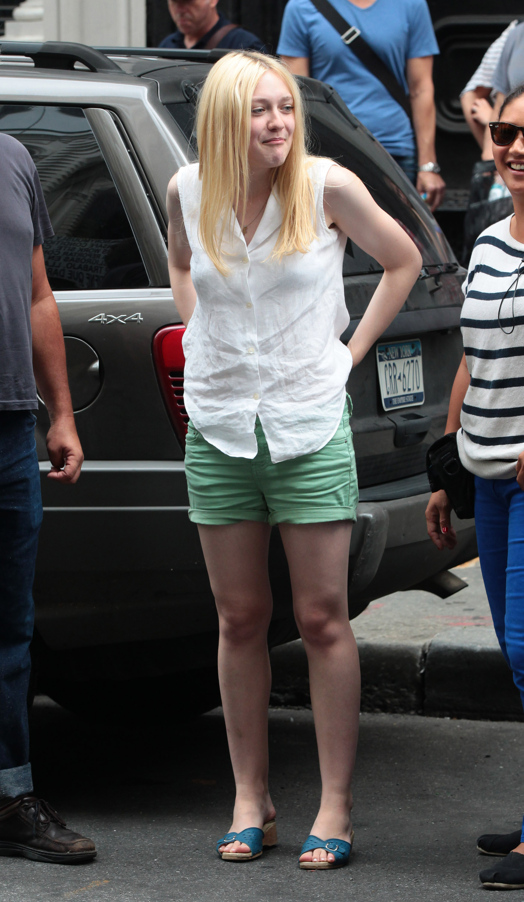lovely-dakota-very-good-girls-07-30-2012-14.jpg