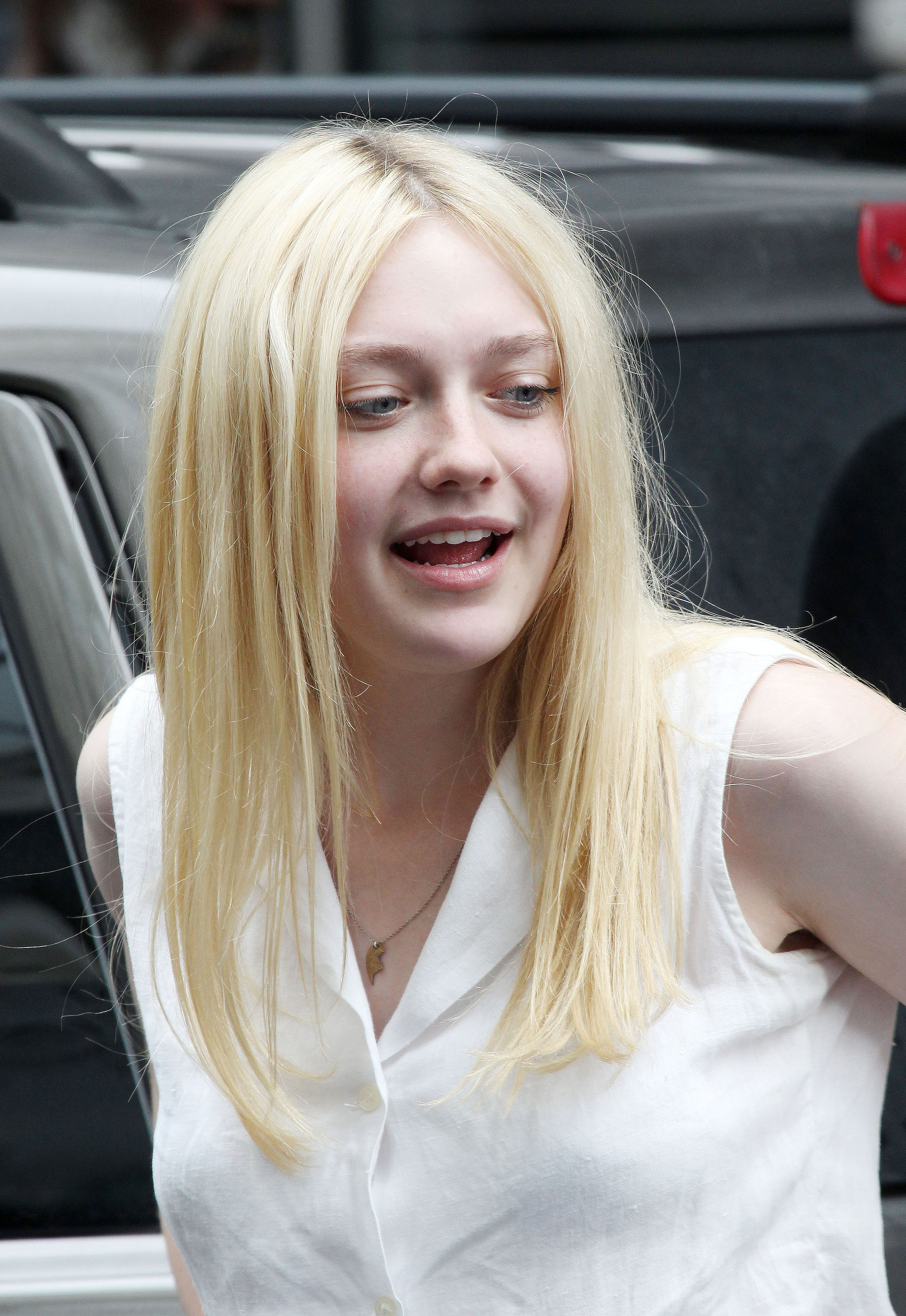 lovely-dakota-very-good-girls-07-30-2012-18.jpg